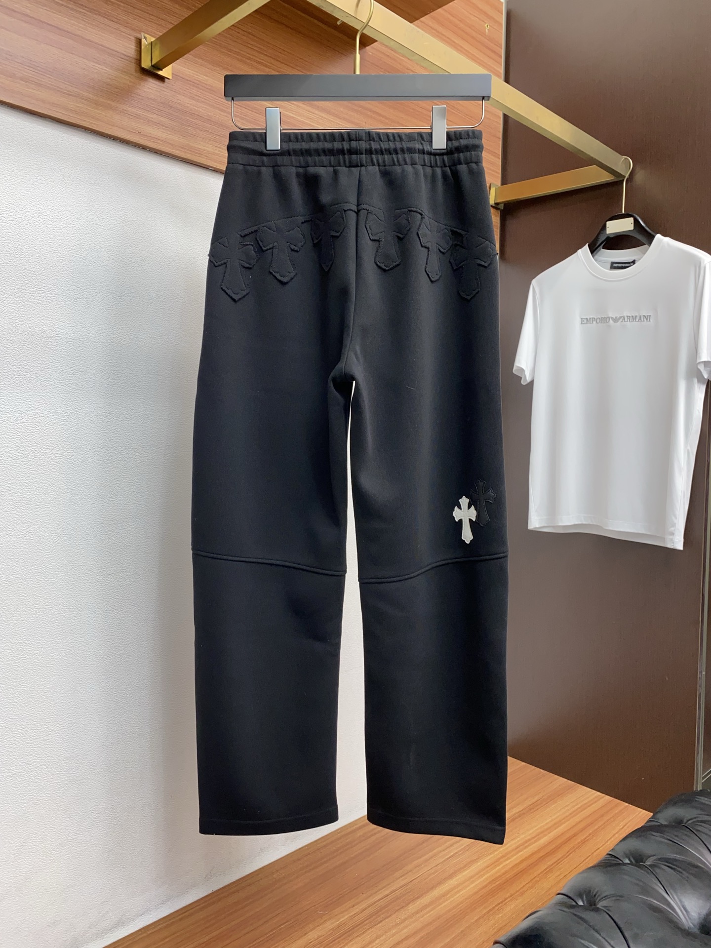 克罗心 专柜新品同步上市。原单订制高品质时尚休闲裤。超级百搭款。独家定制面料，手感细腻柔软，贴身舒适，上