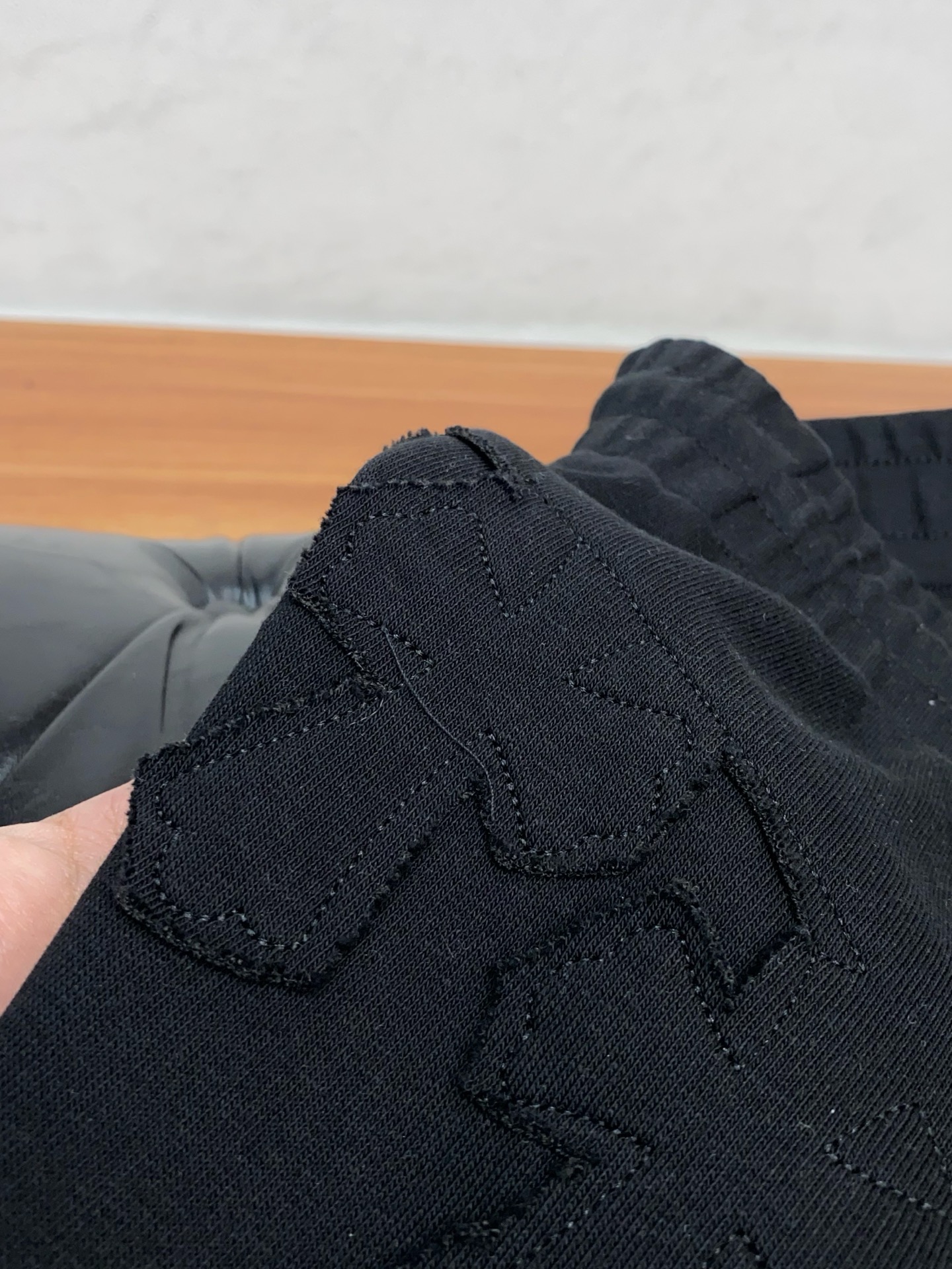 克罗心 专柜新品同步上市。原单订制高品质时尚休闲裤。超级百搭款。独家定制面料，手感细腻柔软，贴身舒适，上