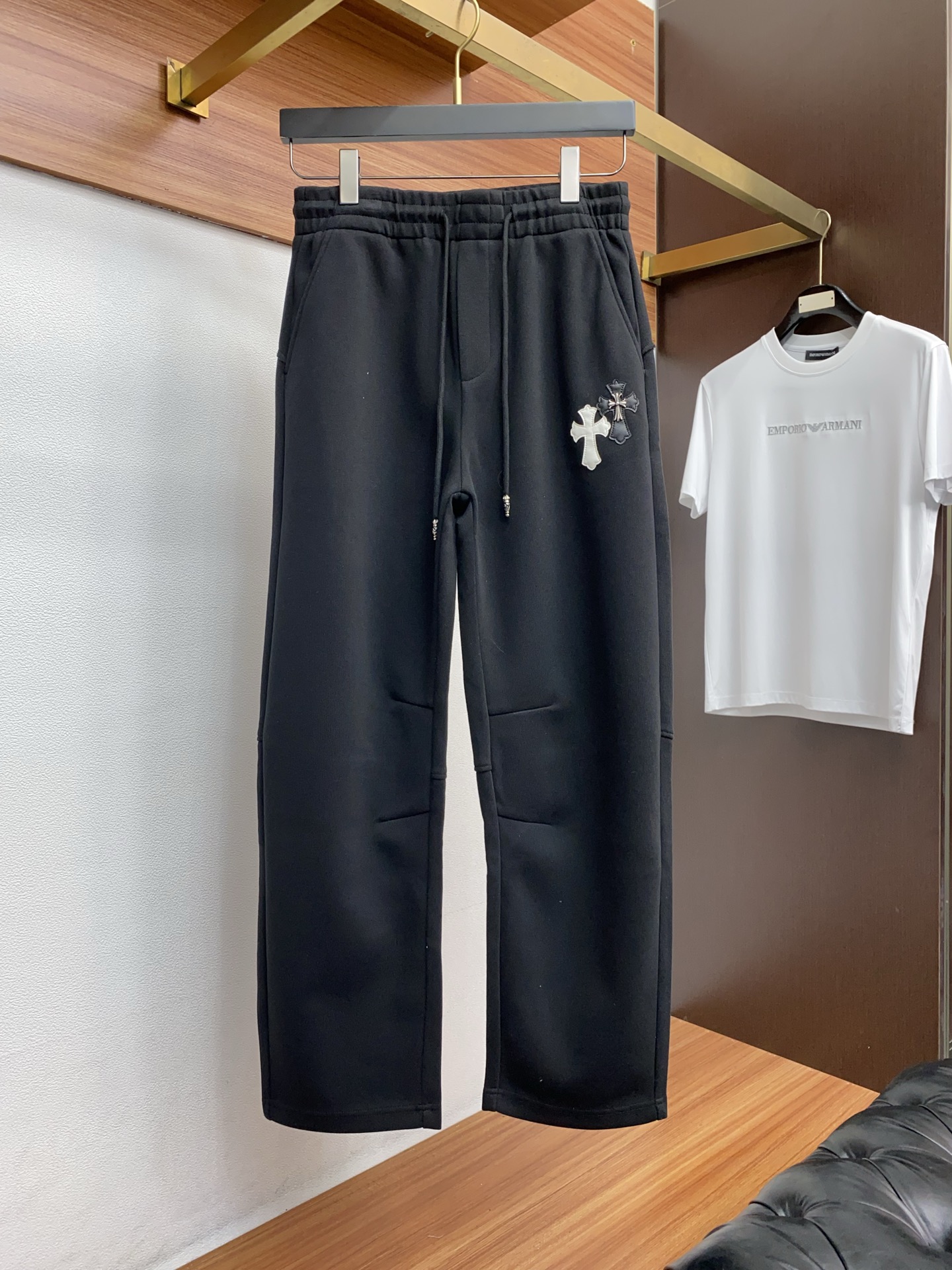 克罗心 专柜新品同步上市。原单订制高品质时尚休闲裤。超级百搭款。独家定制面料，手感细腻柔软，贴身舒适，上