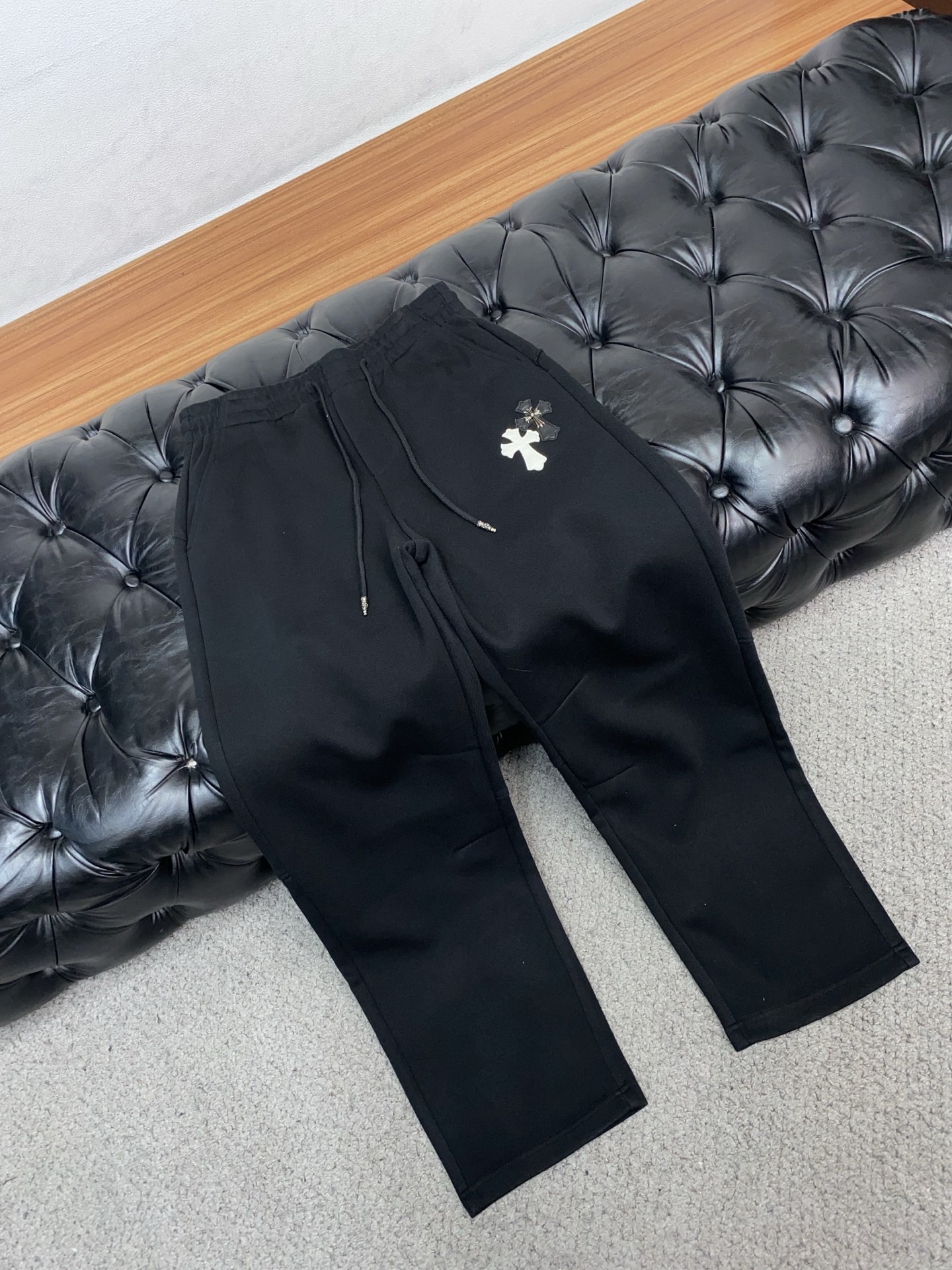 克罗心 专柜新品同步上市。原单订制高品质时尚休闲裤。超级百搭款。独家定制面料，手感细腻柔软，贴身舒适，上