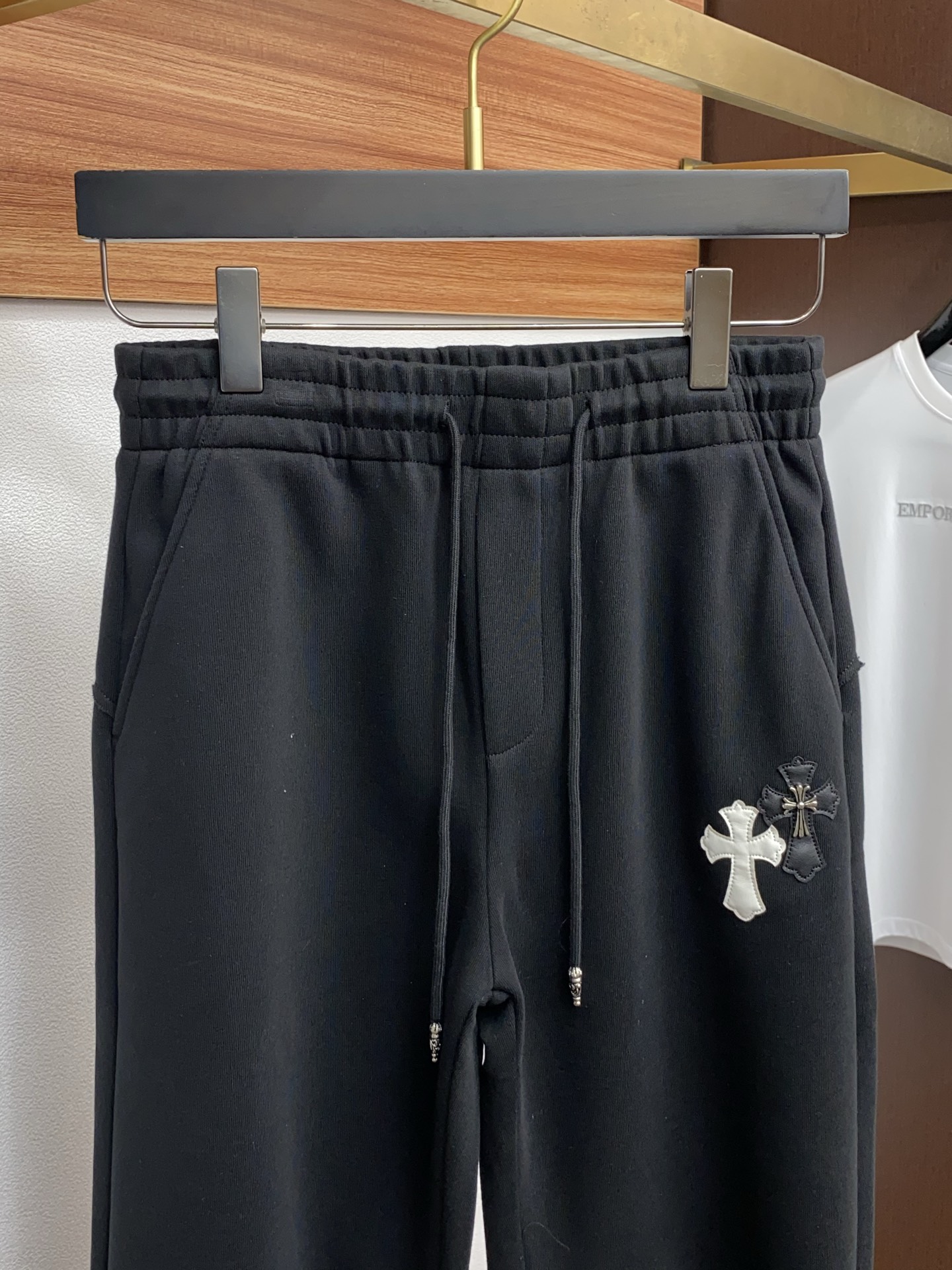 克罗心 专柜新品同步上市。原单订制高品质时尚休闲裤。超级百搭款。独家定制面料，手感细腻柔软，贴身舒适，上