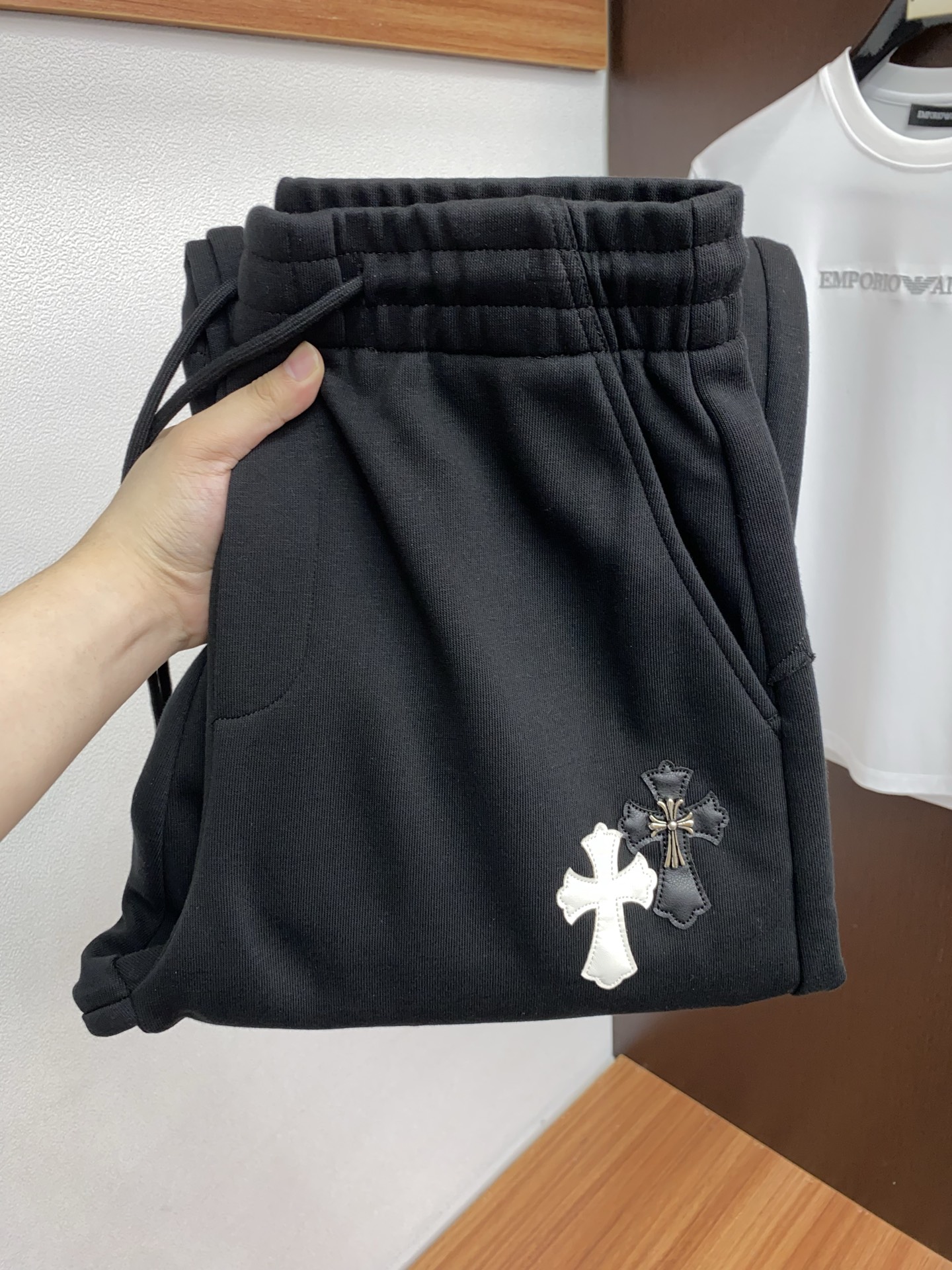 克罗心 专柜新品同步上市。原单订制高品质时尚休闲裤。超级百搭款。独家定制面料，手感细腻柔软，贴身舒适，上