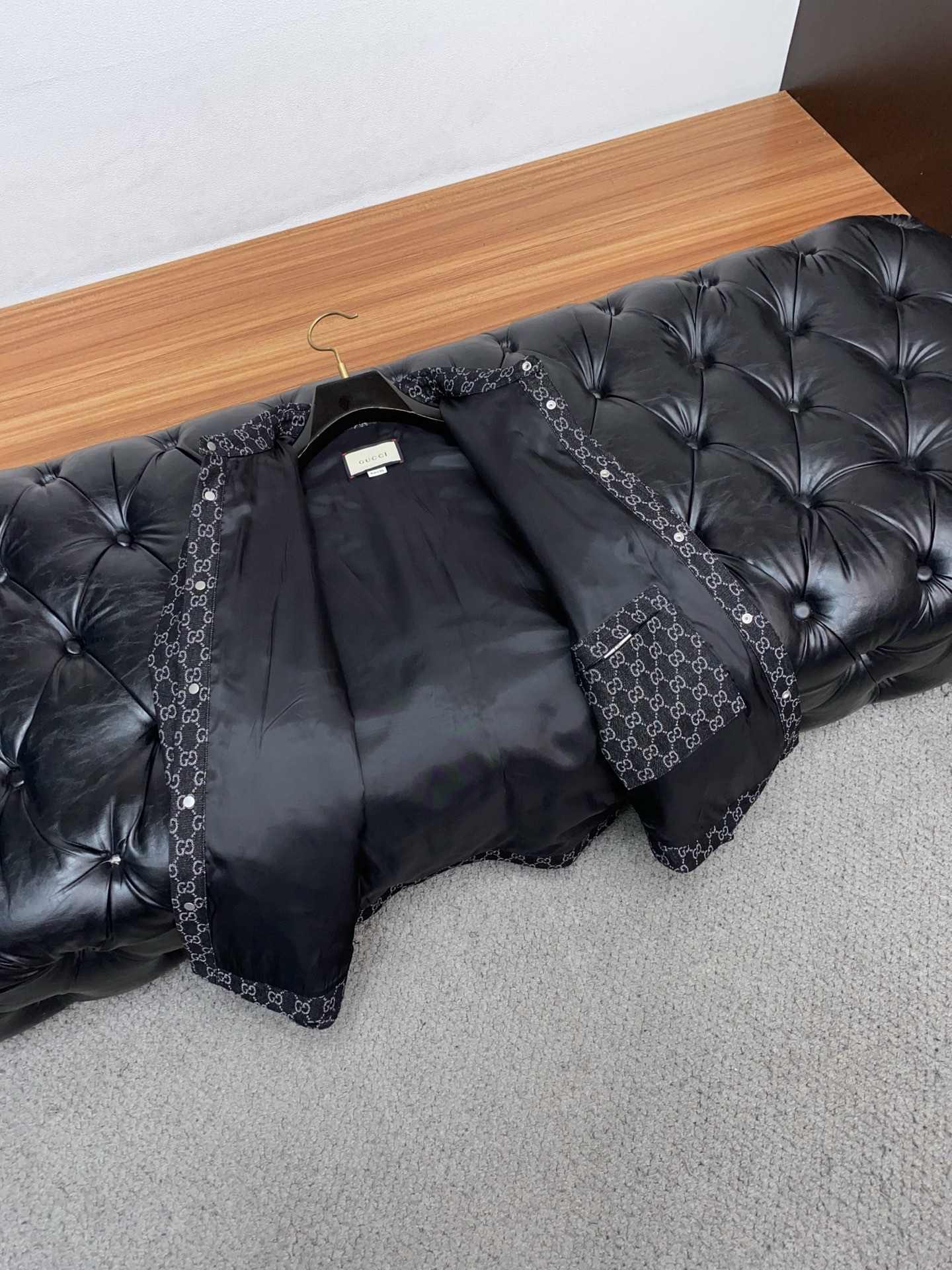 古奇 2026春夏新款男士休闲定制夹克外套。穿上简约干练的休闲外套，瞬间重回时髦霸气，又是活力满满的状态