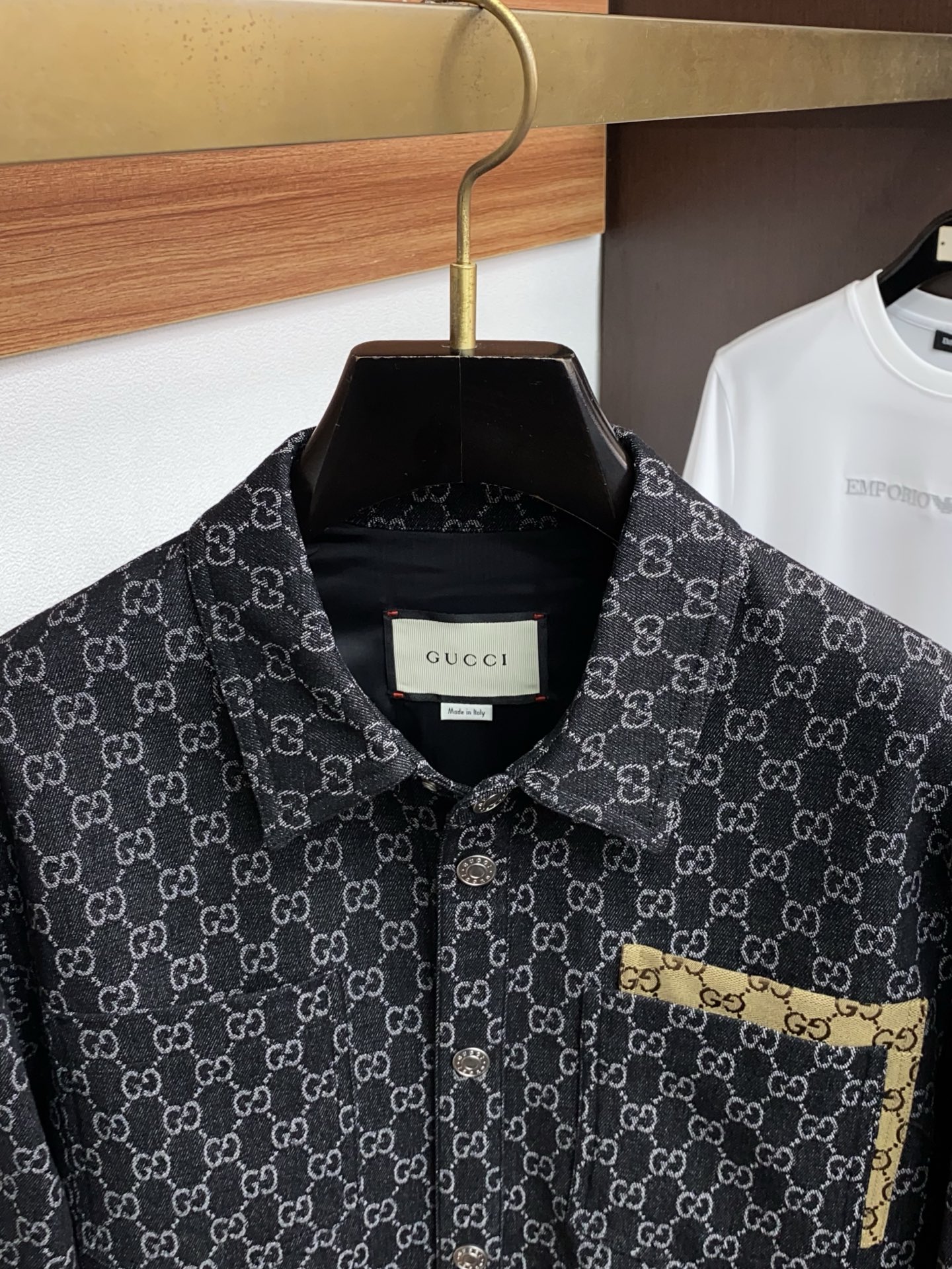 古奇 2026春夏新款男士休闲定制夹克外套。穿上简约干练的休闲外套，瞬间重回时髦霸气，又是活力满满的状态