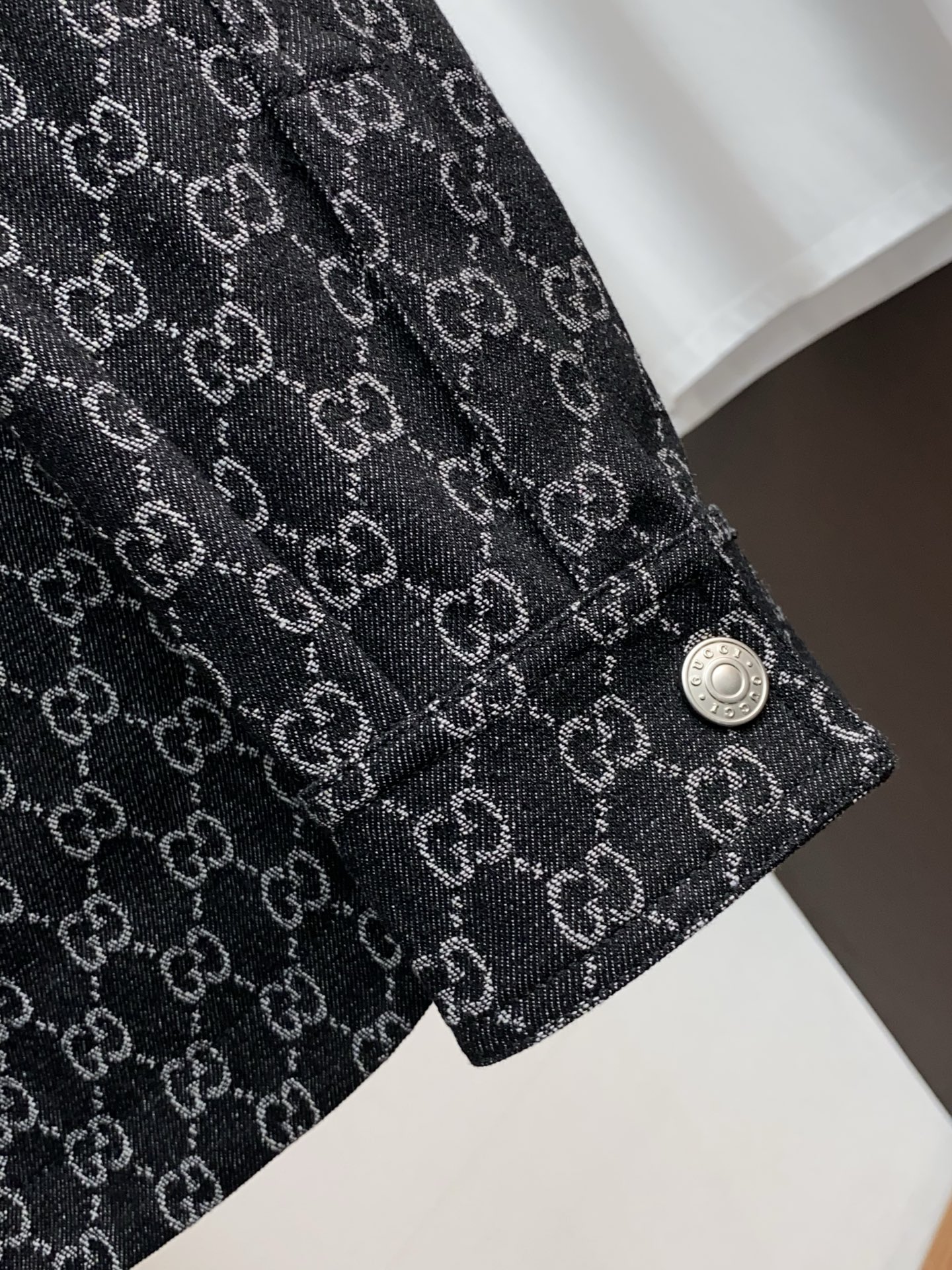 古奇 2026春夏新款男士休闲定制夹克外套。穿上简约干练的休闲外套，瞬间重回时髦霸气，又是活力满满的状态