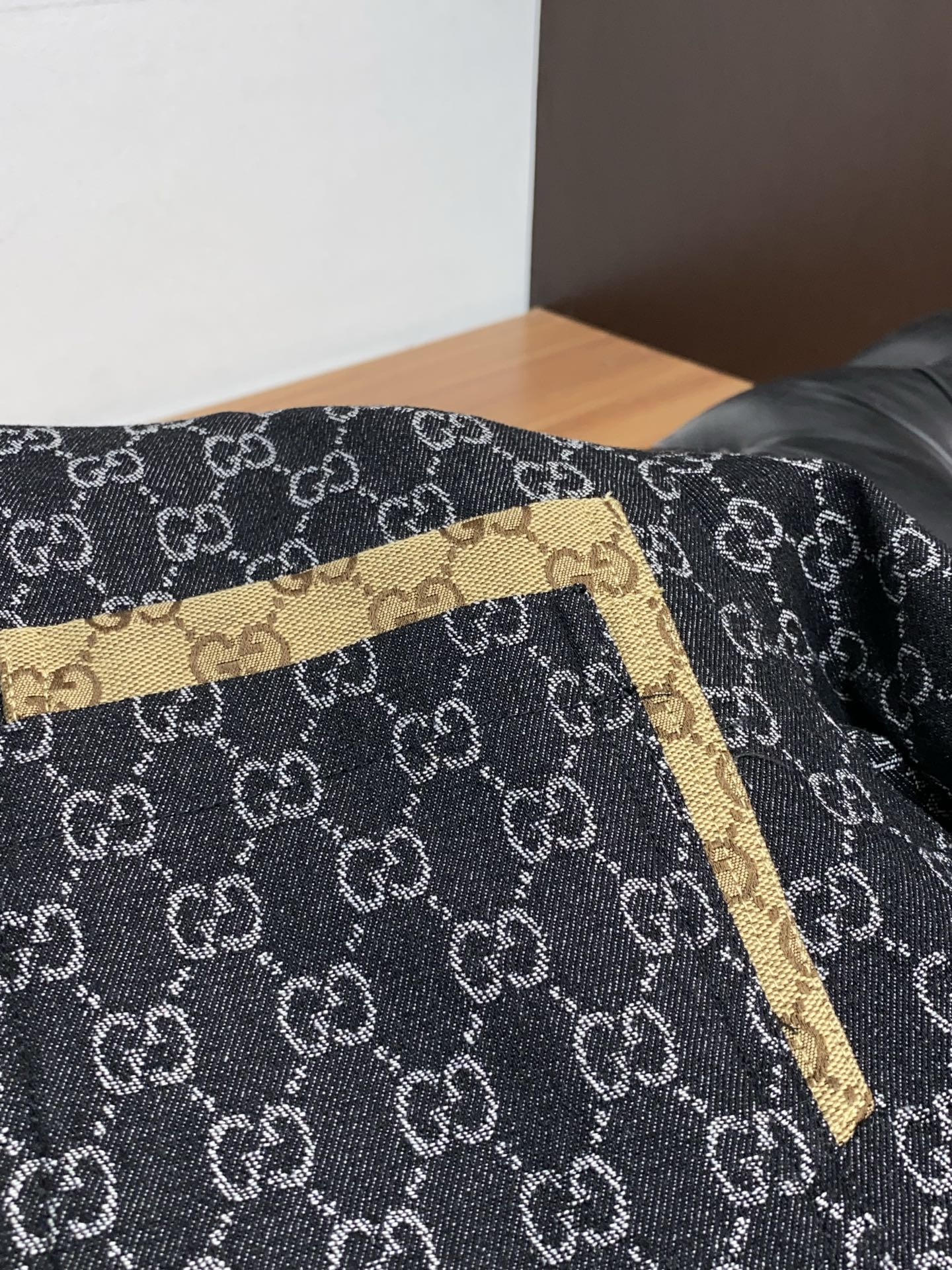 古奇 2026春夏新款男士休闲定制夹克外套。穿上简约干练的休闲外套，瞬间重回时髦霸气，又是活力满满的状态