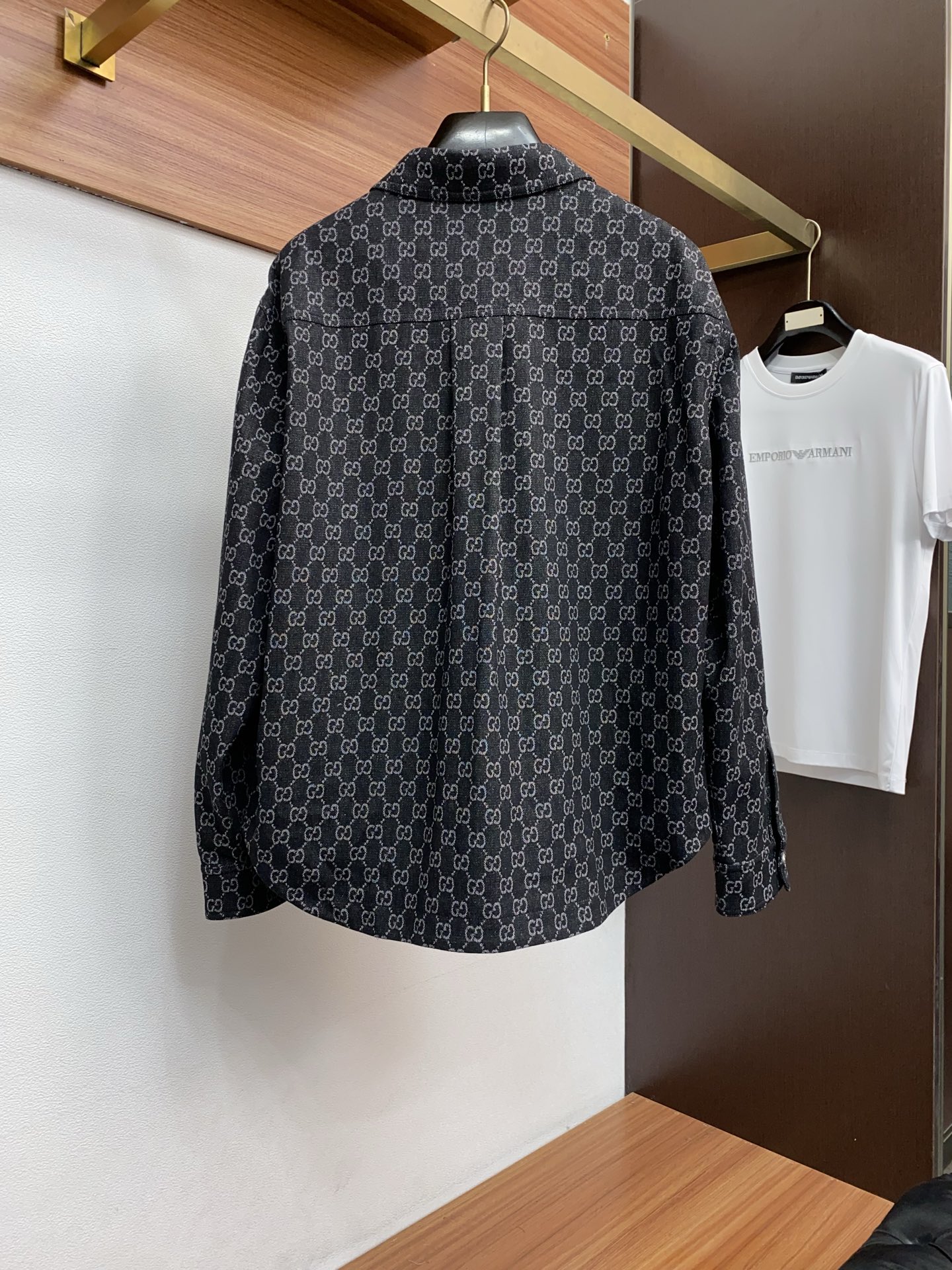 古奇 2026春夏新款男士休闲定制夹克外套。穿上简约干练的休闲外套，瞬间重回时髦霸气，又是活力满满的状态