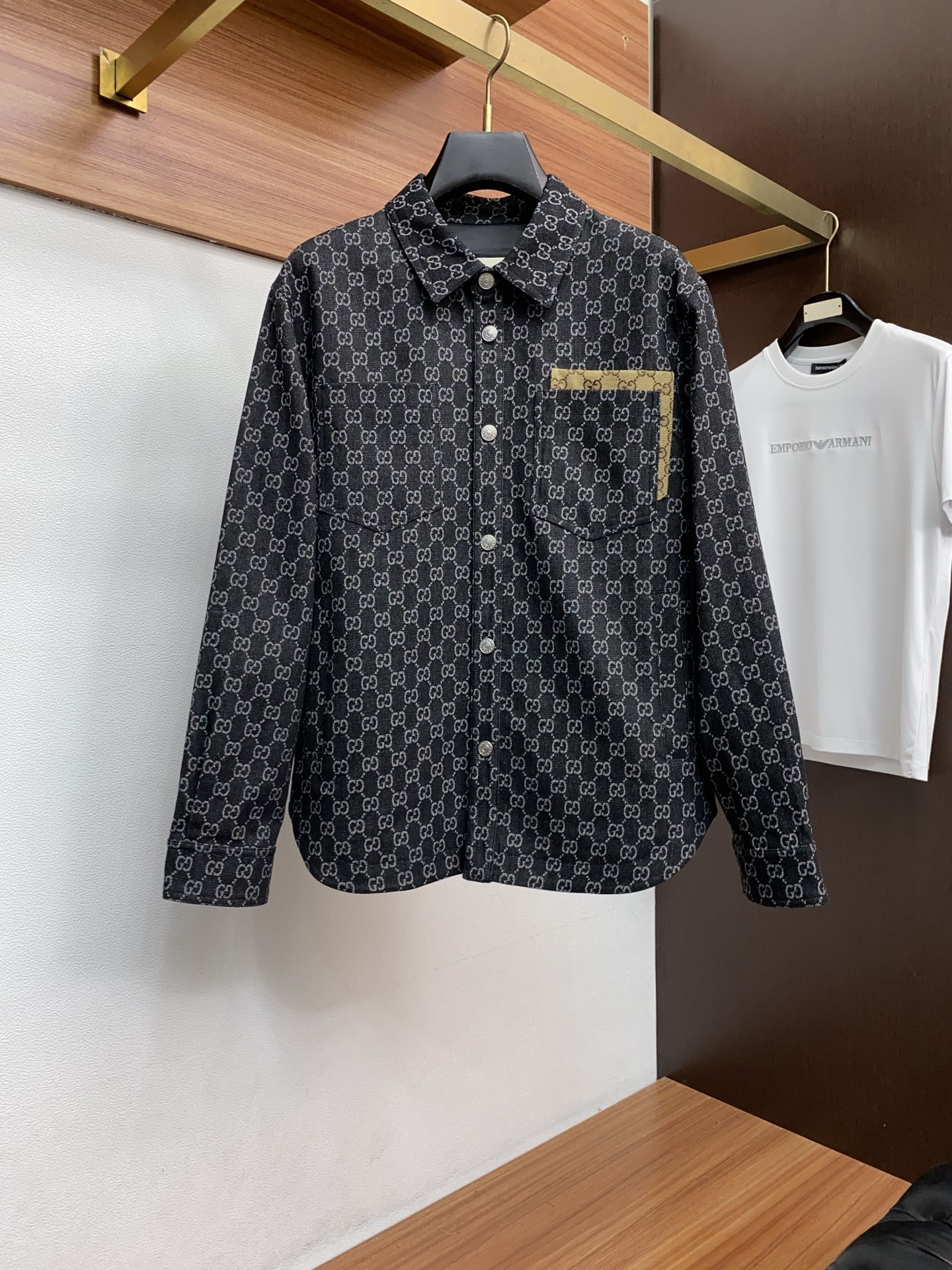 古奇 2026春夏新款男士休闲定制夹克外套。穿上简约干练的休闲外套，瞬间重回时髦霸气，又是活力满满的状态