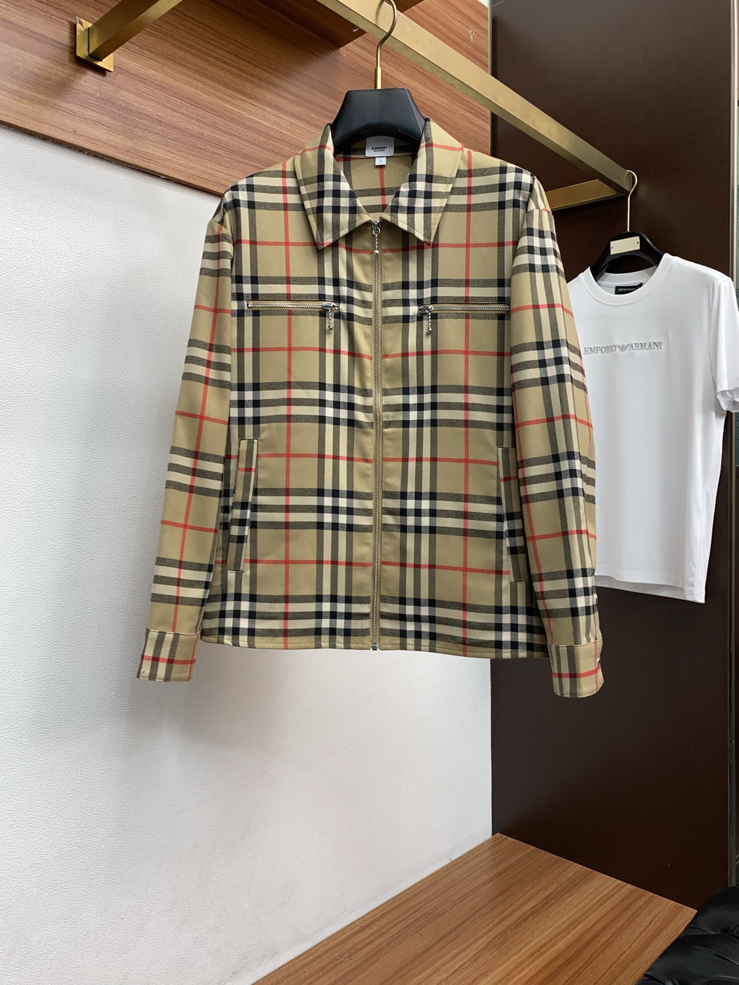 巴宝莉 2026春夏新款男士休闲定制夹克外套。穿上简约干练的休闲外套，瞬间重回时髦霸气，又是活力满满的状