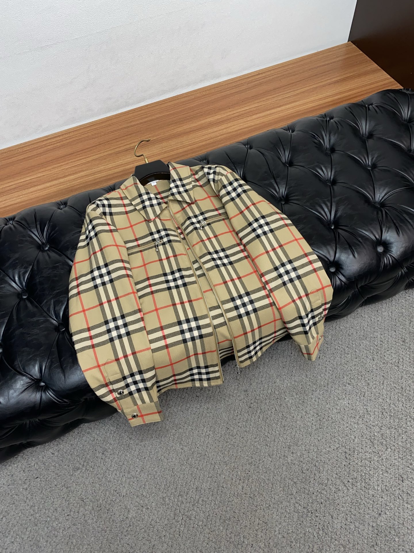 巴宝莉 2026春夏新款男士休闲定制夹克外套。穿上简约干练的休闲外套，瞬间重回时髦霸气，又是活力满满的状