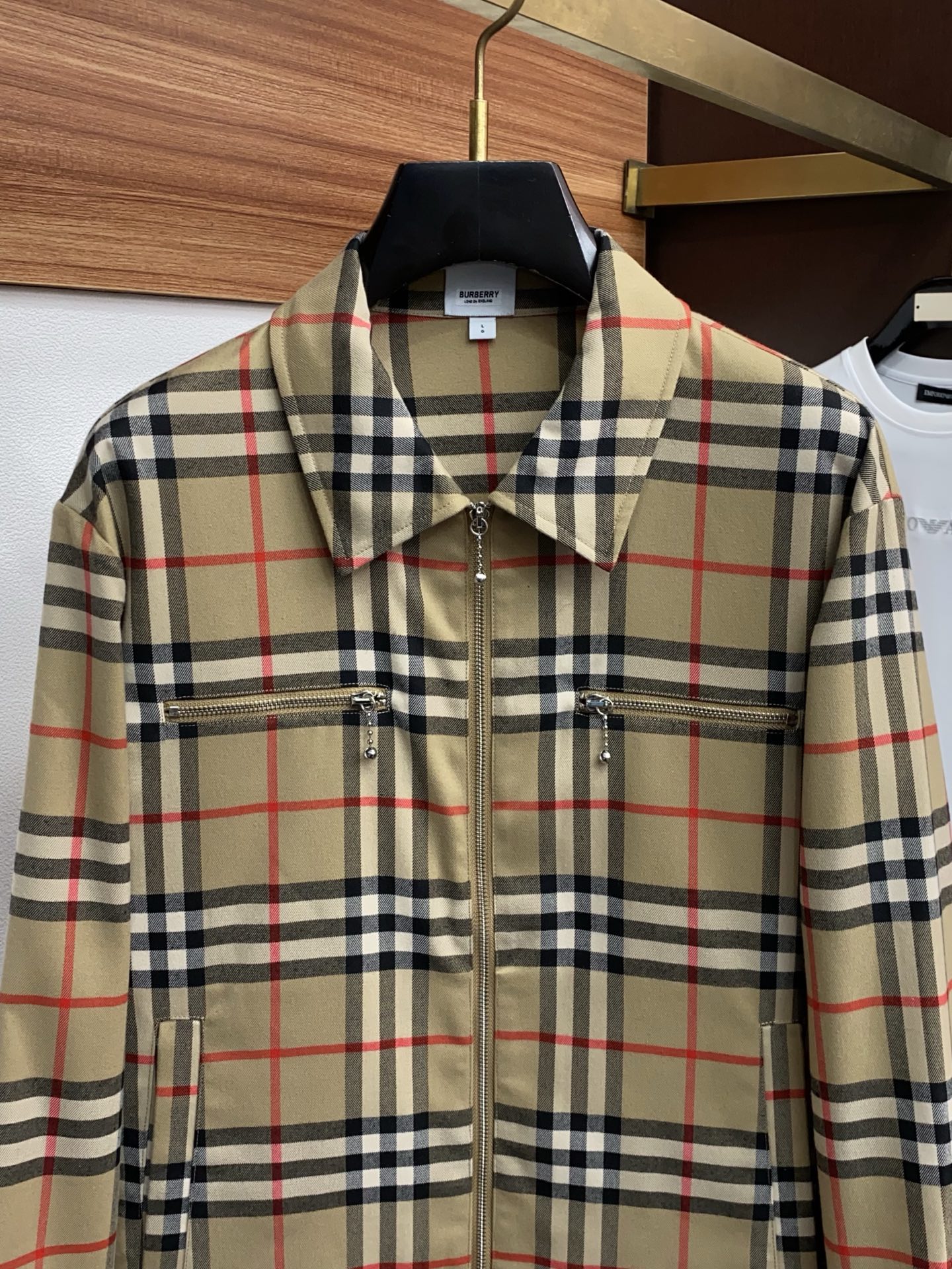 巴宝莉 2026春夏新款男士休闲定制夹克外套。穿上简约干练的休闲外套，瞬间重回时髦霸气，又是活力满满的状