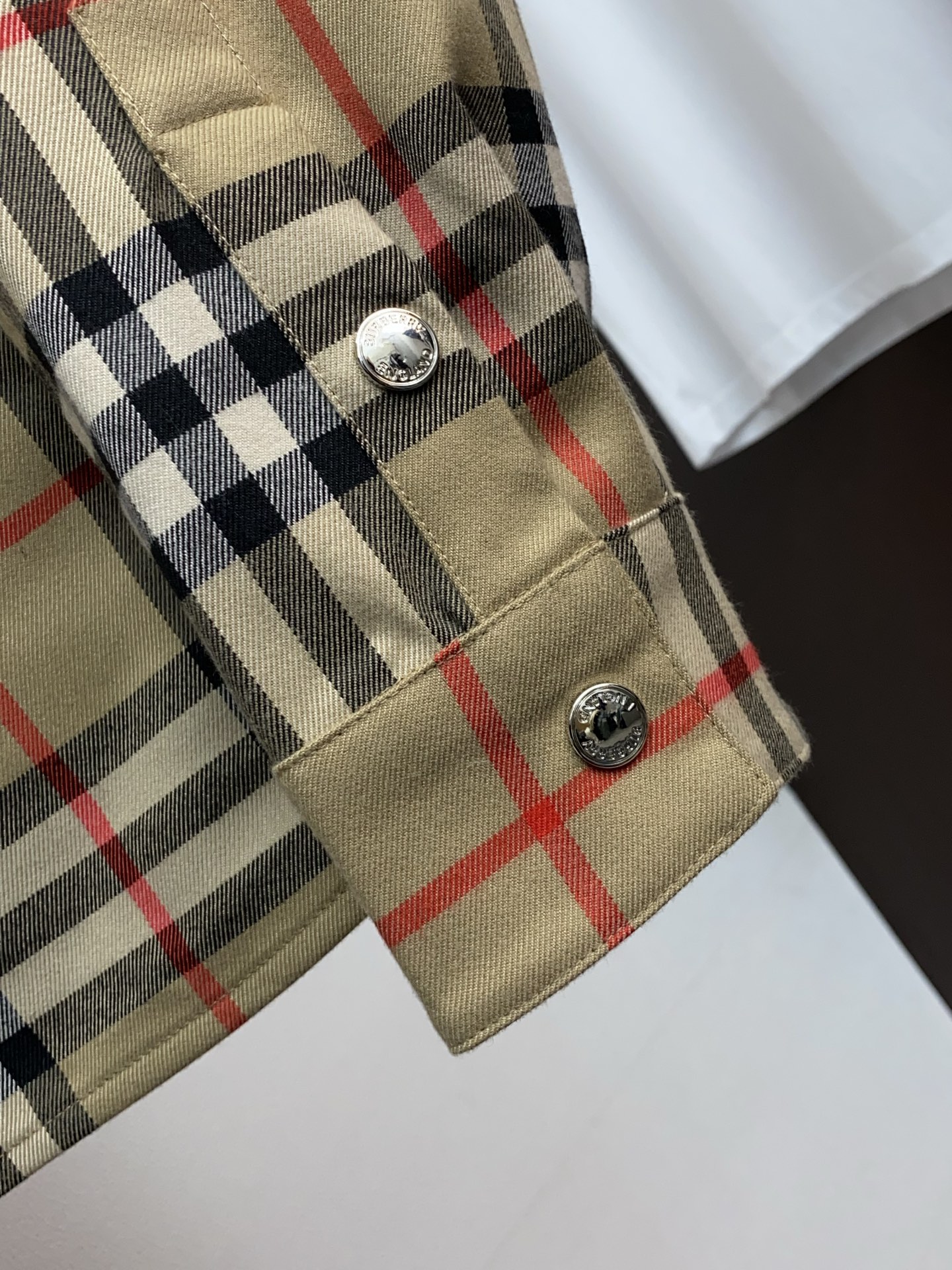 巴宝莉 2026春夏新款男士休闲定制夹克外套。穿上简约干练的休闲外套，瞬间重回时髦霸气，又是活力满满的状