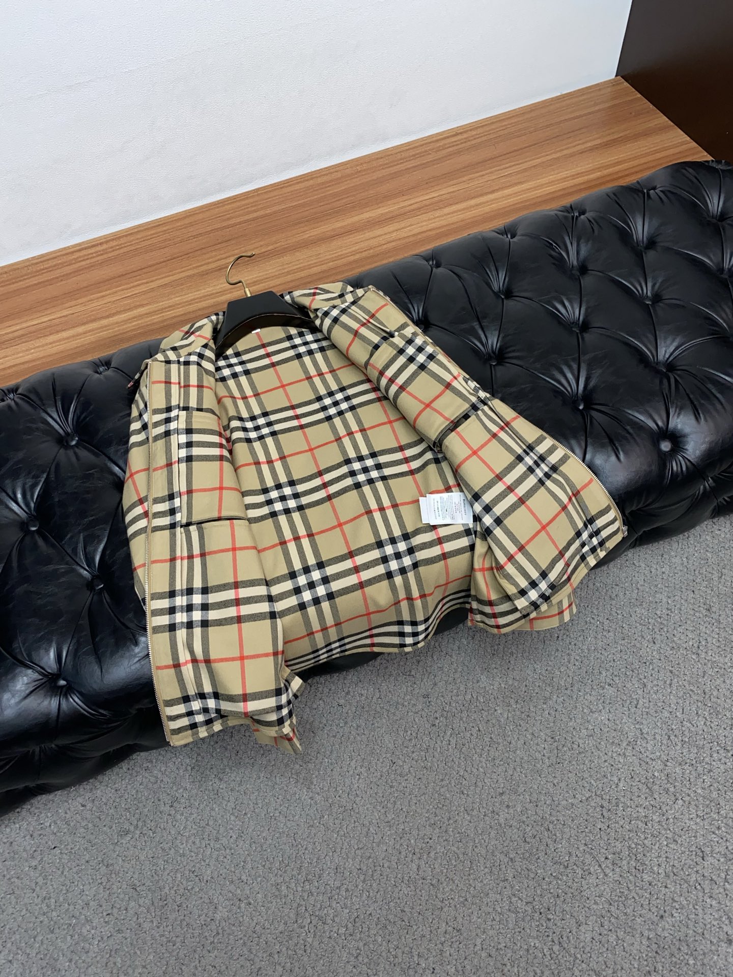 巴宝莉 2026春夏新款男士休闲定制夹克外套。穿上简约干练的休闲外套，瞬间重回时髦霸气，又是活力满满的状