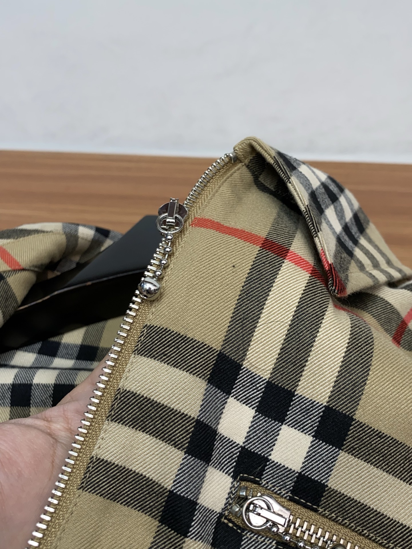 巴宝莉 2026春夏新款男士休闲定制夹克外套。穿上简约干练的休闲外套，瞬间重回时髦霸气，又是活力满满的状