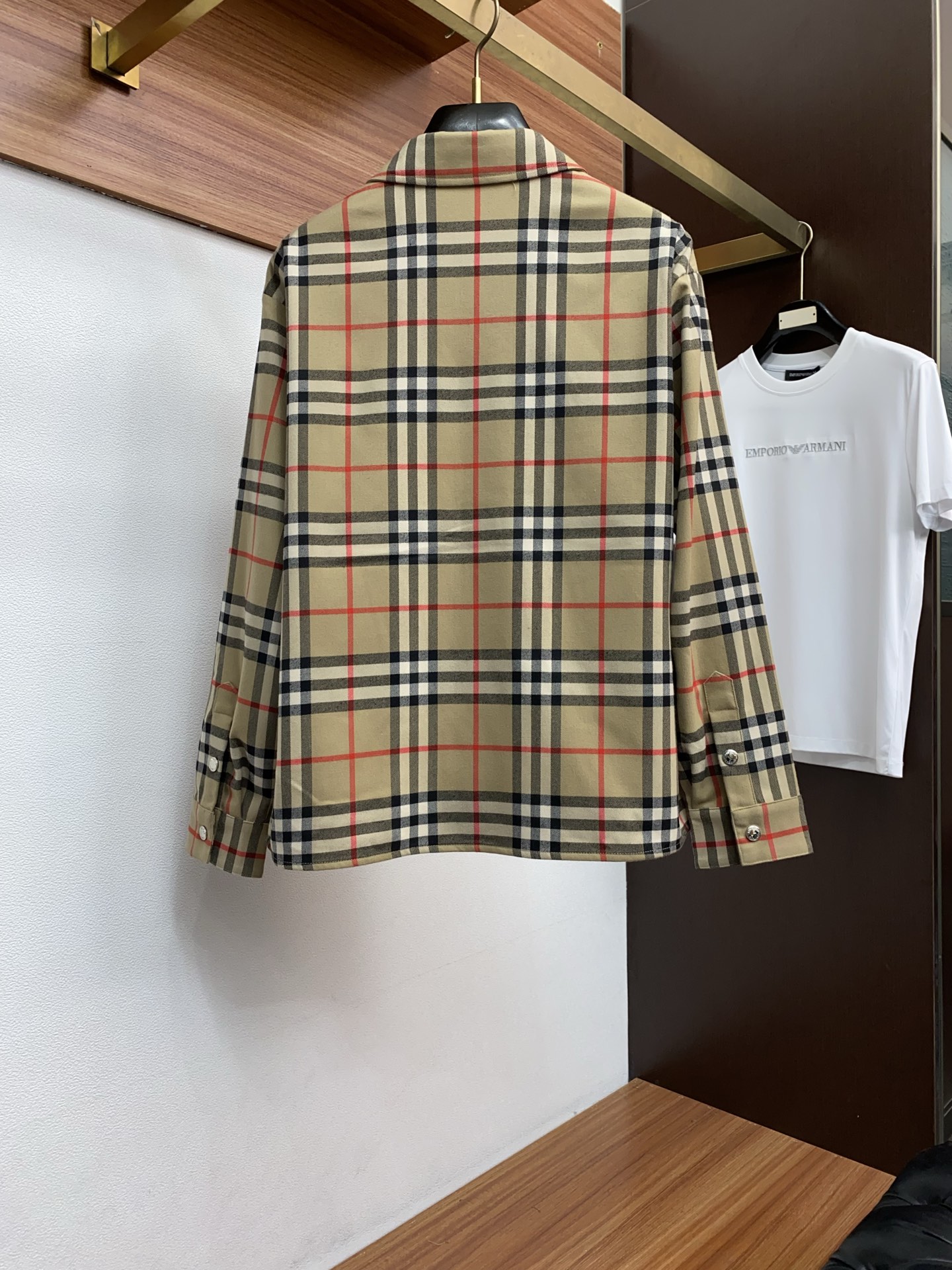 巴宝莉 2026春夏新款男士休闲定制夹克外套。穿上简约干练的休闲外套，瞬间重回时髦霸气，又是活力满满的状