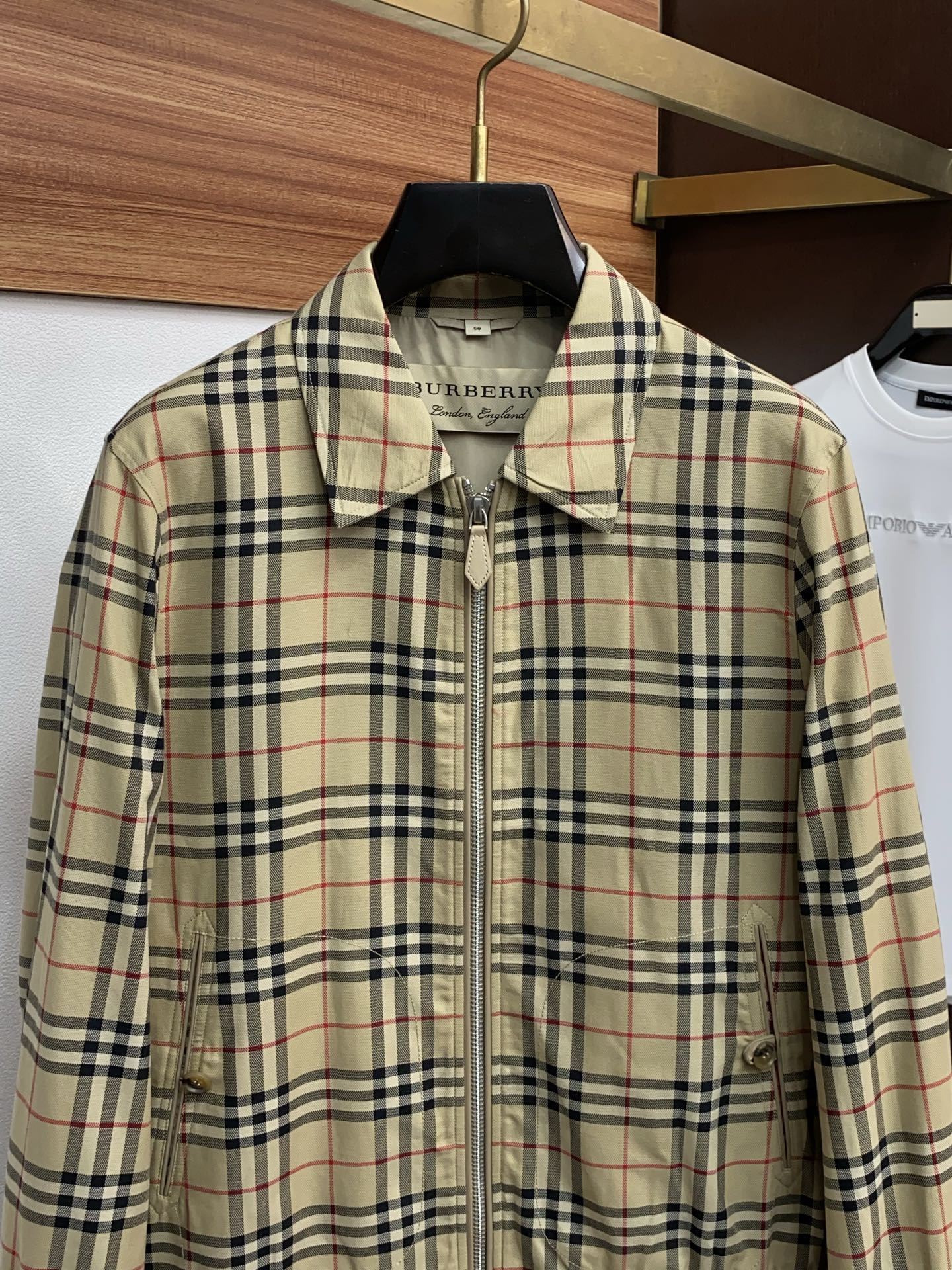 🌾 巴宝莉 2026新款男士休闲定制夹克外套。穿上简约干练的休闲外套，瞬间重回时髦霸气，又是活力满满的状