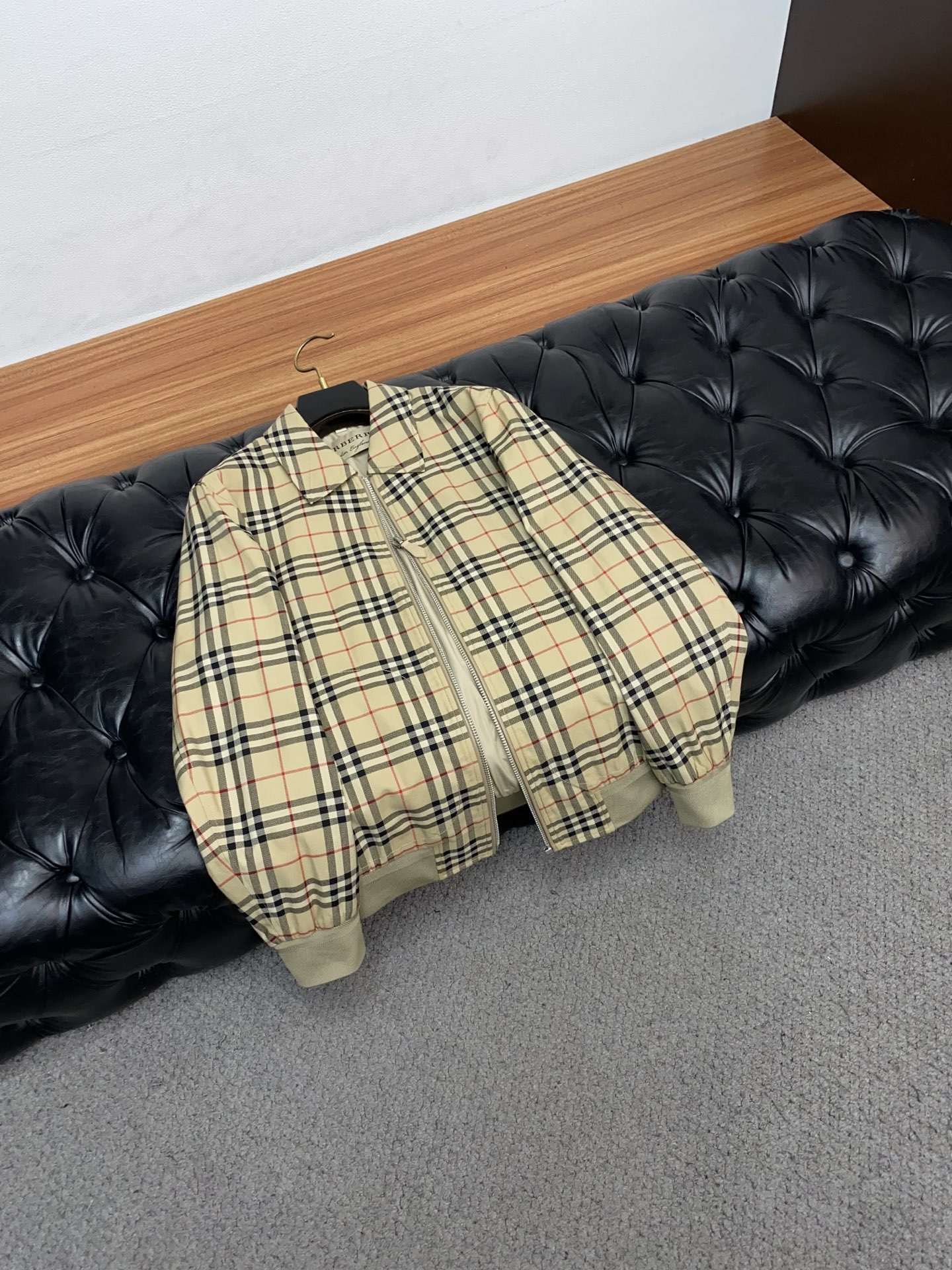 🌾 巴宝莉 2026新款男士休闲定制夹克外套。穿上简约干练的休闲外套，瞬间重回时髦霸气，又是活力满满的状