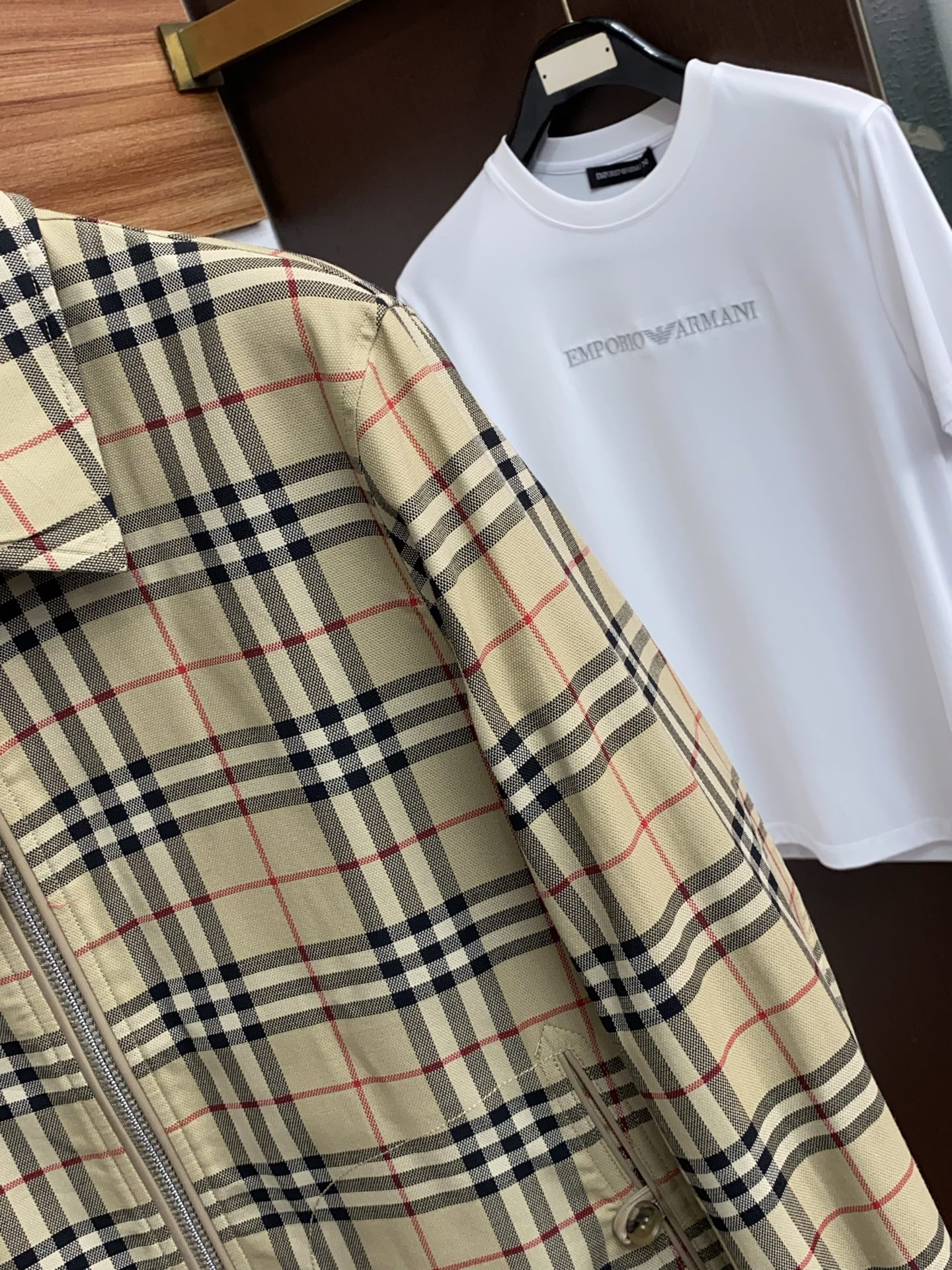 🌾 巴宝莉 2026新款男士休闲定制夹克外套。穿上简约干练的休闲外套，瞬间重回时髦霸气，又是活力满满的状