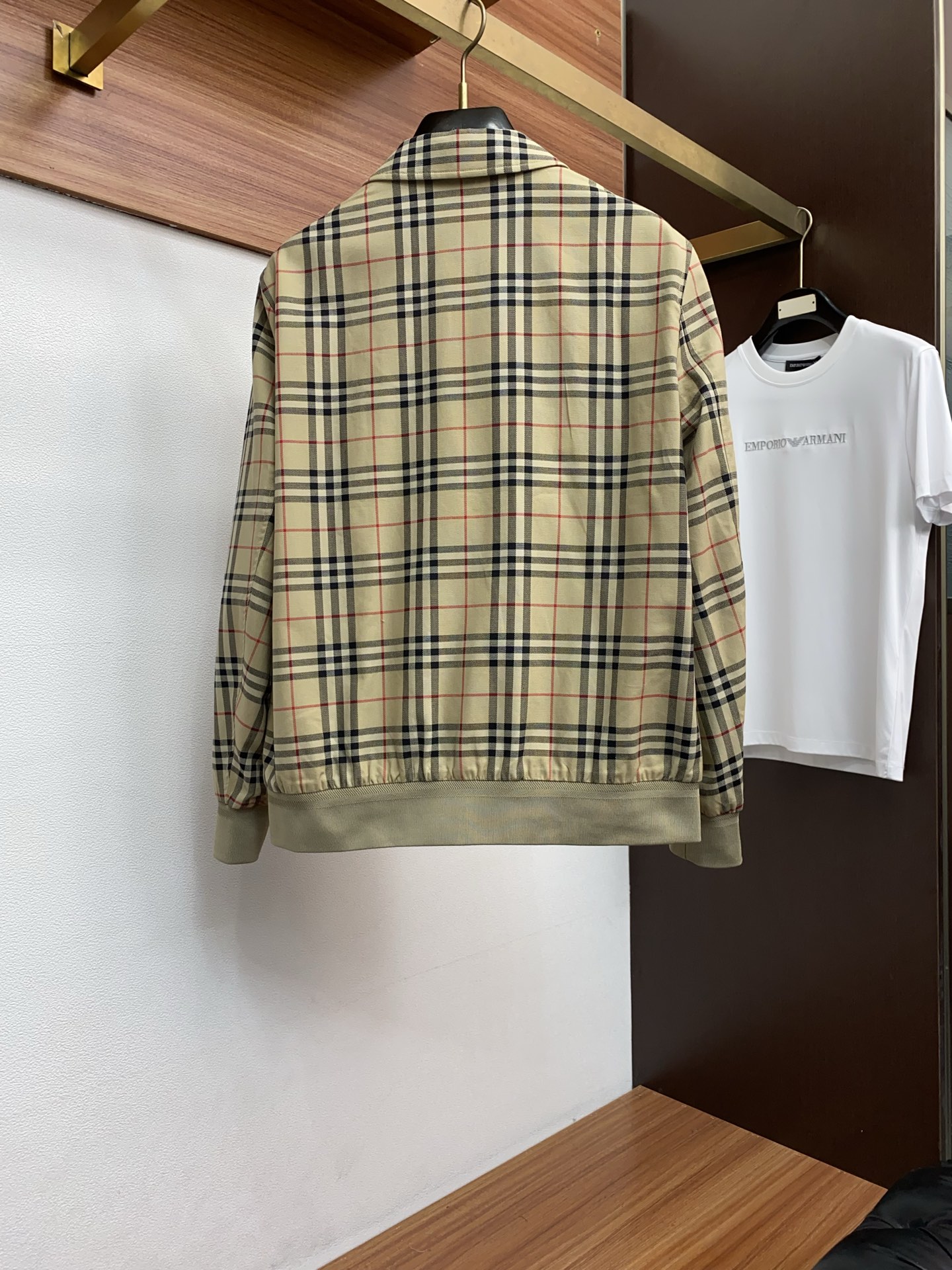 🌾 巴宝莉 2026新款男士休闲定制夹克外套。穿上简约干练的休闲外套，瞬间重回时髦霸气，又是活力满满的状