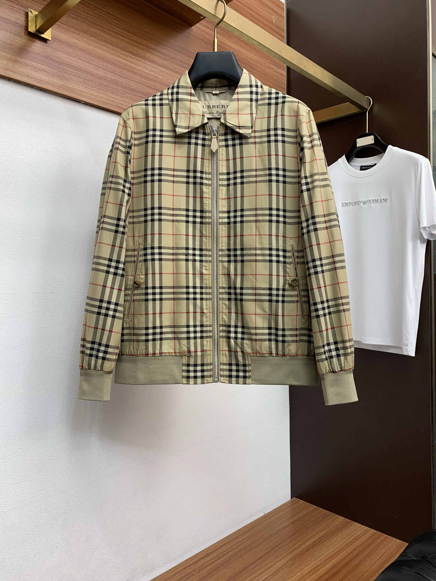 🌾 巴宝莉 2026新款男士休闲定制夹克外套。穿上简约干练的休闲外套，瞬间重回时髦霸气，又是活力满满的状