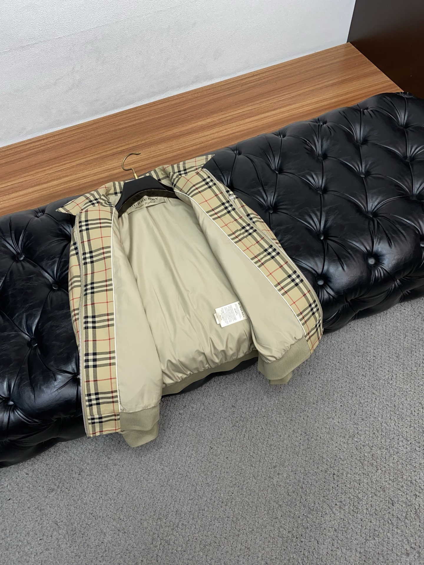 🌾 巴宝莉 2026新款男士休闲定制夹克外套。穿上简约干练的休闲外套，瞬间重回时髦霸气，又是活力满满的状