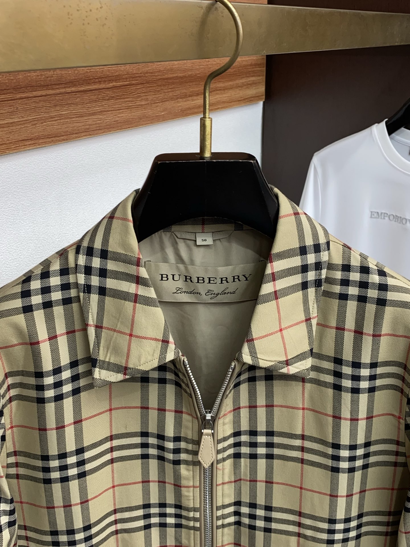 🌾 巴宝莉 2026新款男士休闲定制夹克外套。穿上简约干练的休闲外套，瞬间重回时髦霸气，又是活力满满的状