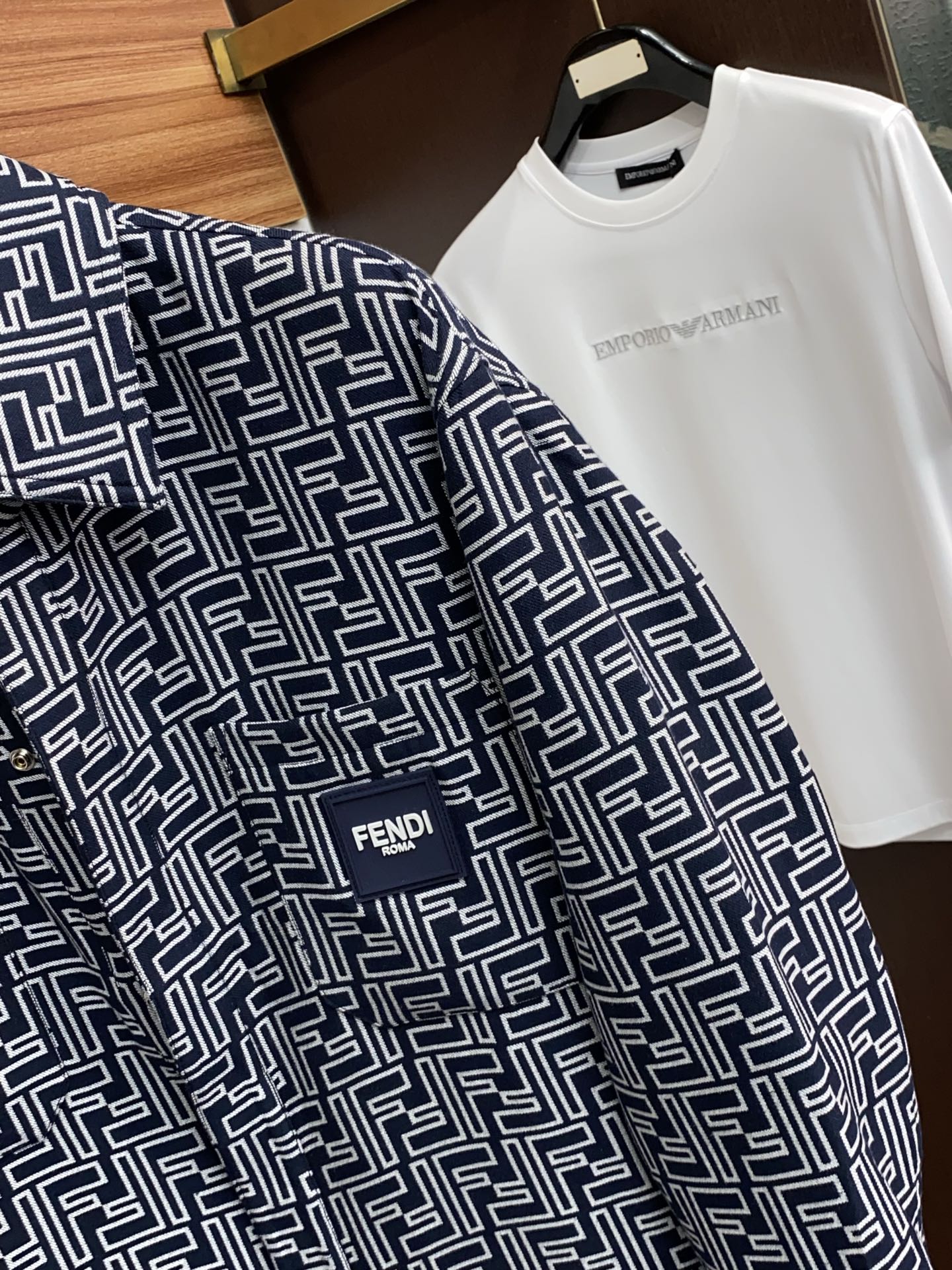 芬迪 2026春夏新款男士休闲定制夹克外套。穿上简约干练的休闲外套，瞬间重回时髦霸气，又是活力满满的状态