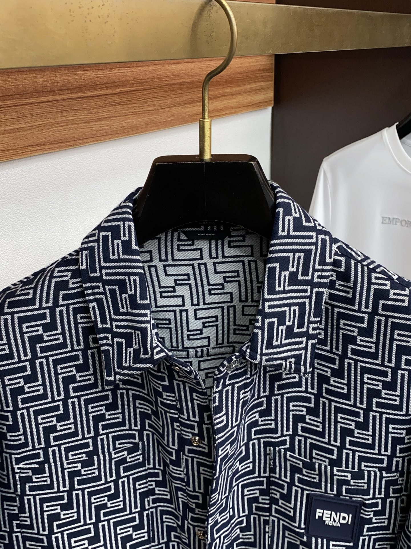 芬迪 2026春夏新款男士休闲定制夹克外套。穿上简约干练的休闲外套，瞬间重回时髦霸气，又是活力满满的状态