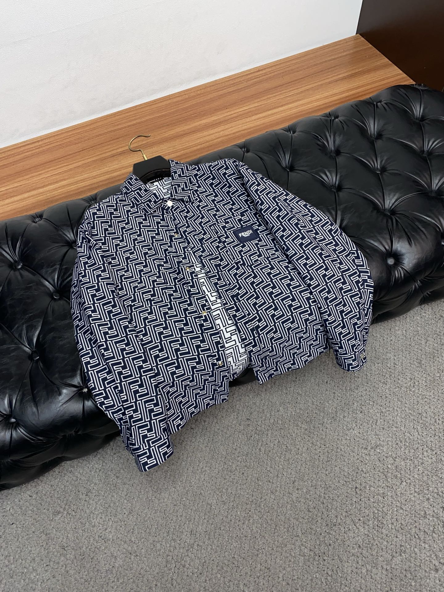 芬迪 2026春夏新款男士休闲定制夹克外套。穿上简约干练的休闲外套，瞬间重回时髦霸气，又是活力满满的状态