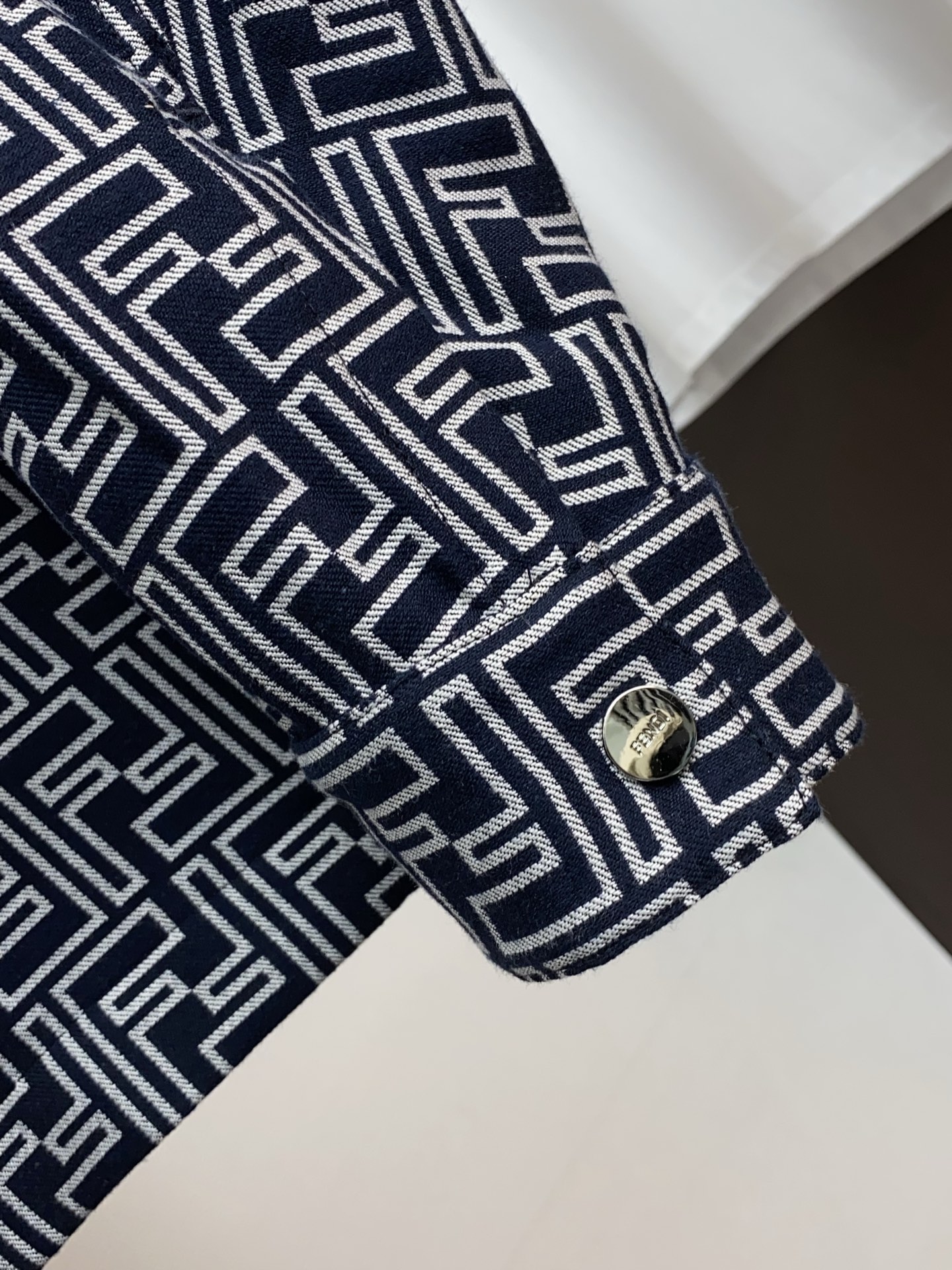 芬迪 2026春夏新款男士休闲定制夹克外套。穿上简约干练的休闲外套，瞬间重回时髦霸气，又是活力满满的状态