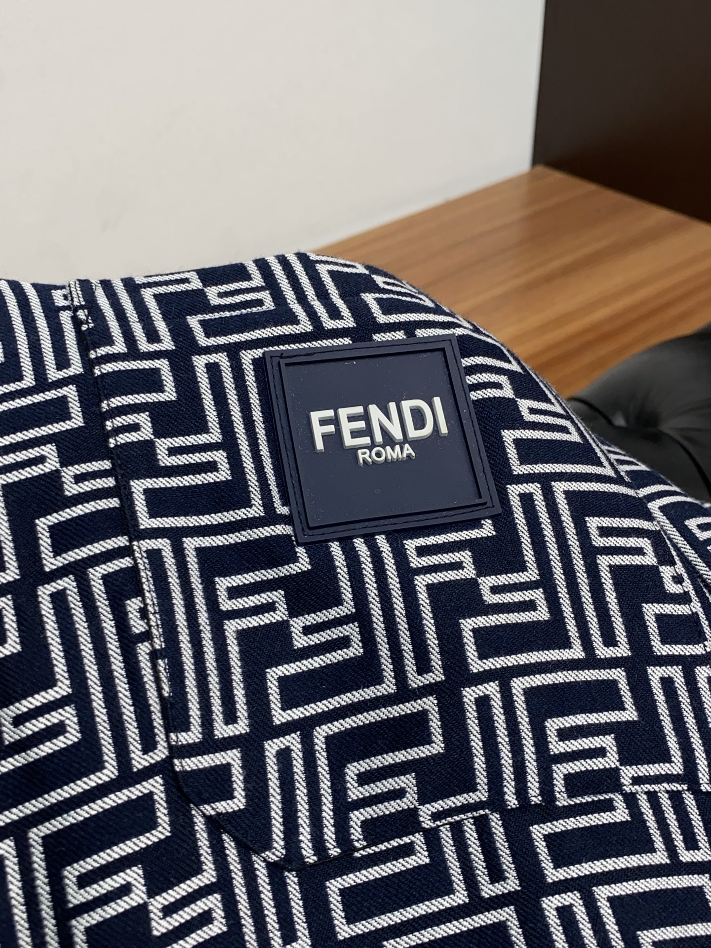 芬迪 2026春夏新款男士休闲定制夹克外套。穿上简约干练的休闲外套，瞬间重回时髦霸气，又是活力满满的状态