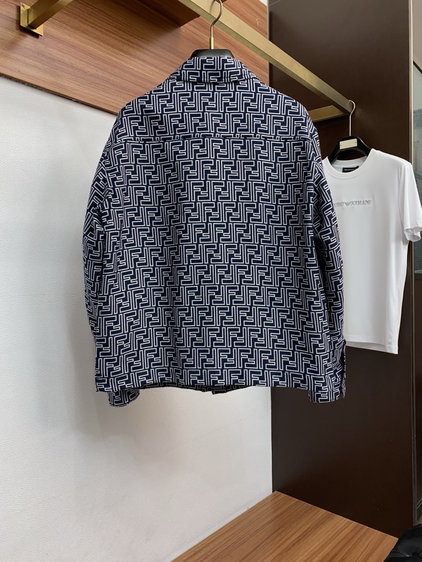 芬迪 2026春夏新款男士休闲定制夹克外套。穿上简约干练的休闲外套，瞬间重回时髦霸气，又是活力满满的状态