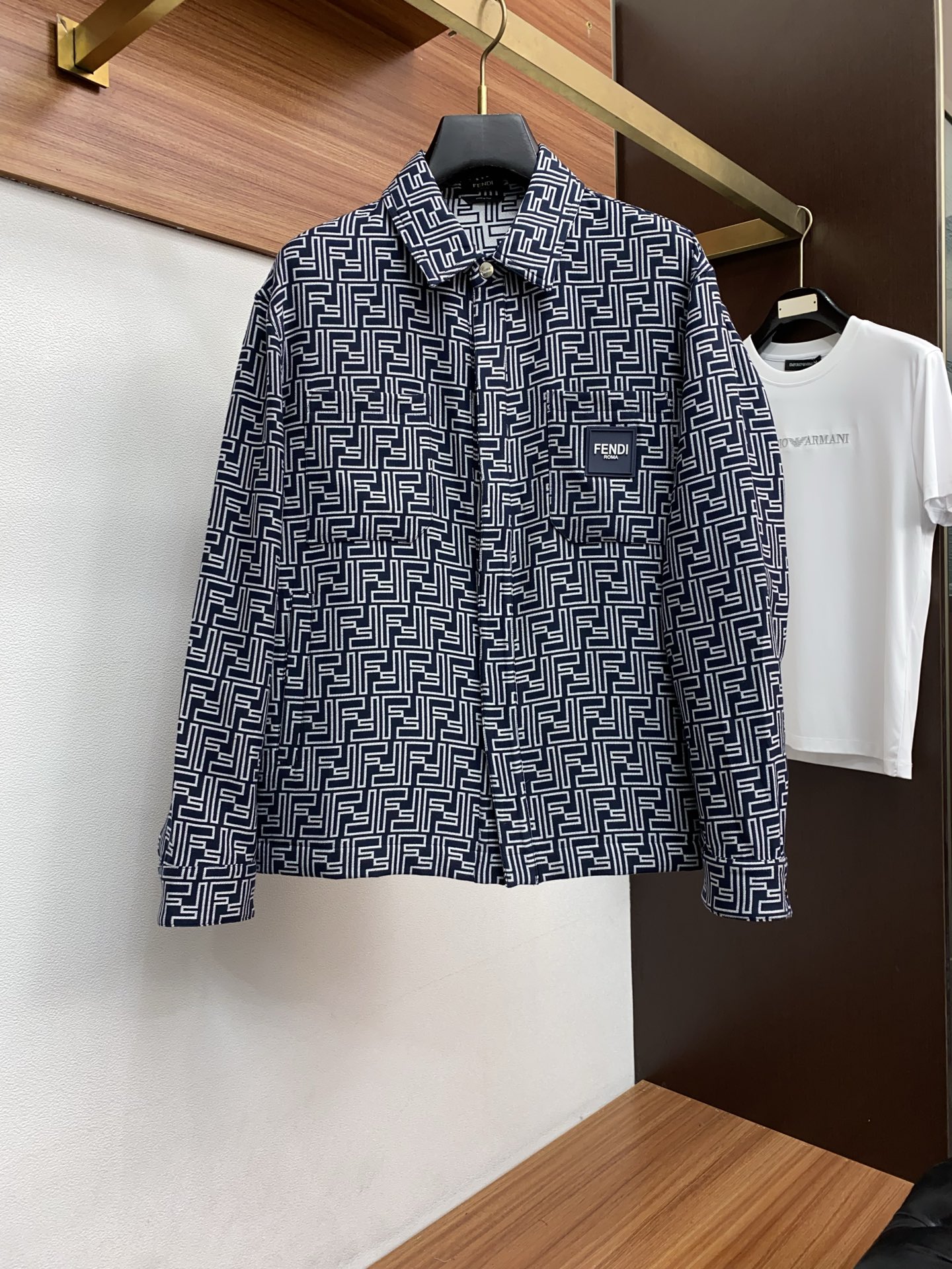 芬迪 2026春夏新款男士休闲定制夹克外套。穿上简约干练的休闲外套，瞬间重回时髦霸气，又是活力满满的状态