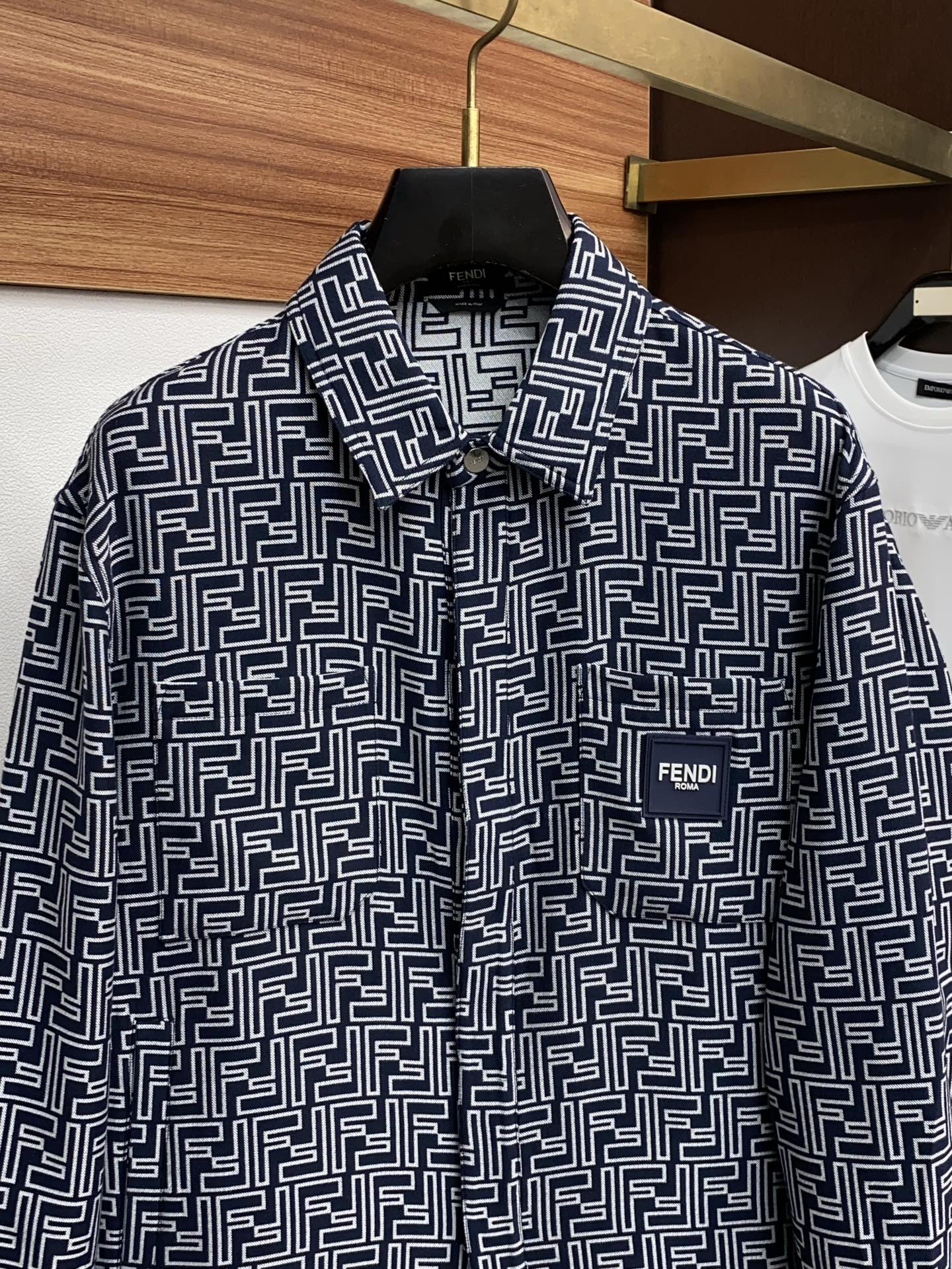 芬迪 2026春夏新款男士休闲定制夹克外套。穿上简约干练的休闲外套，瞬间重回时髦霸气，又是活力满满的状态