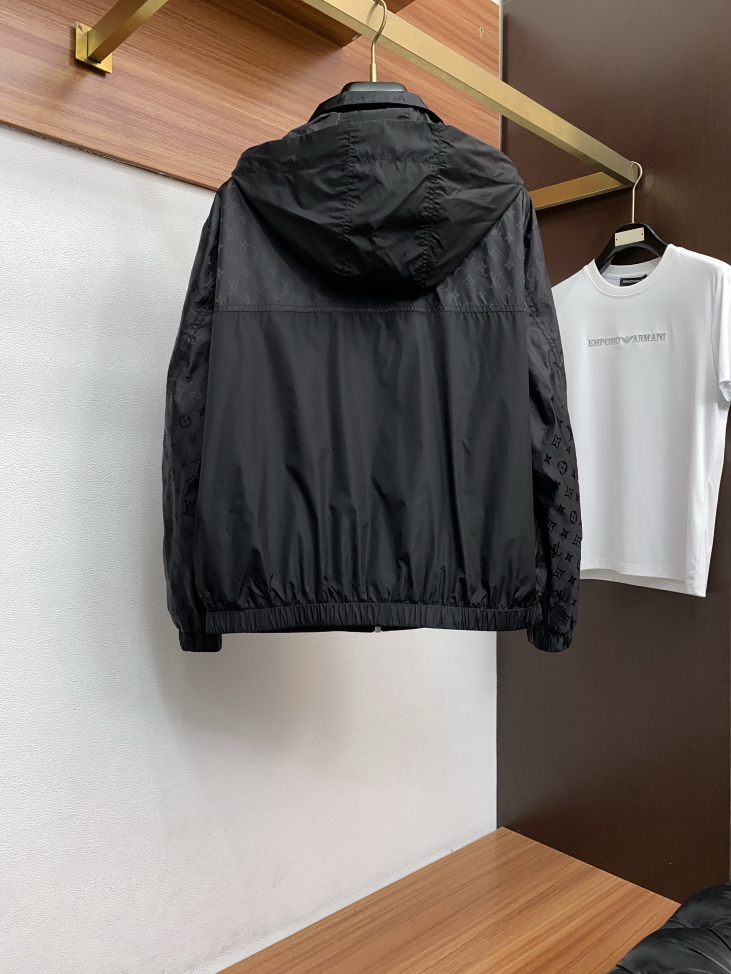 1v路易威登 2026新款男士休闲定制夹克外套。穿上简约干练的休闲外套，瞬间重回时髦霸气，又是活力满满的