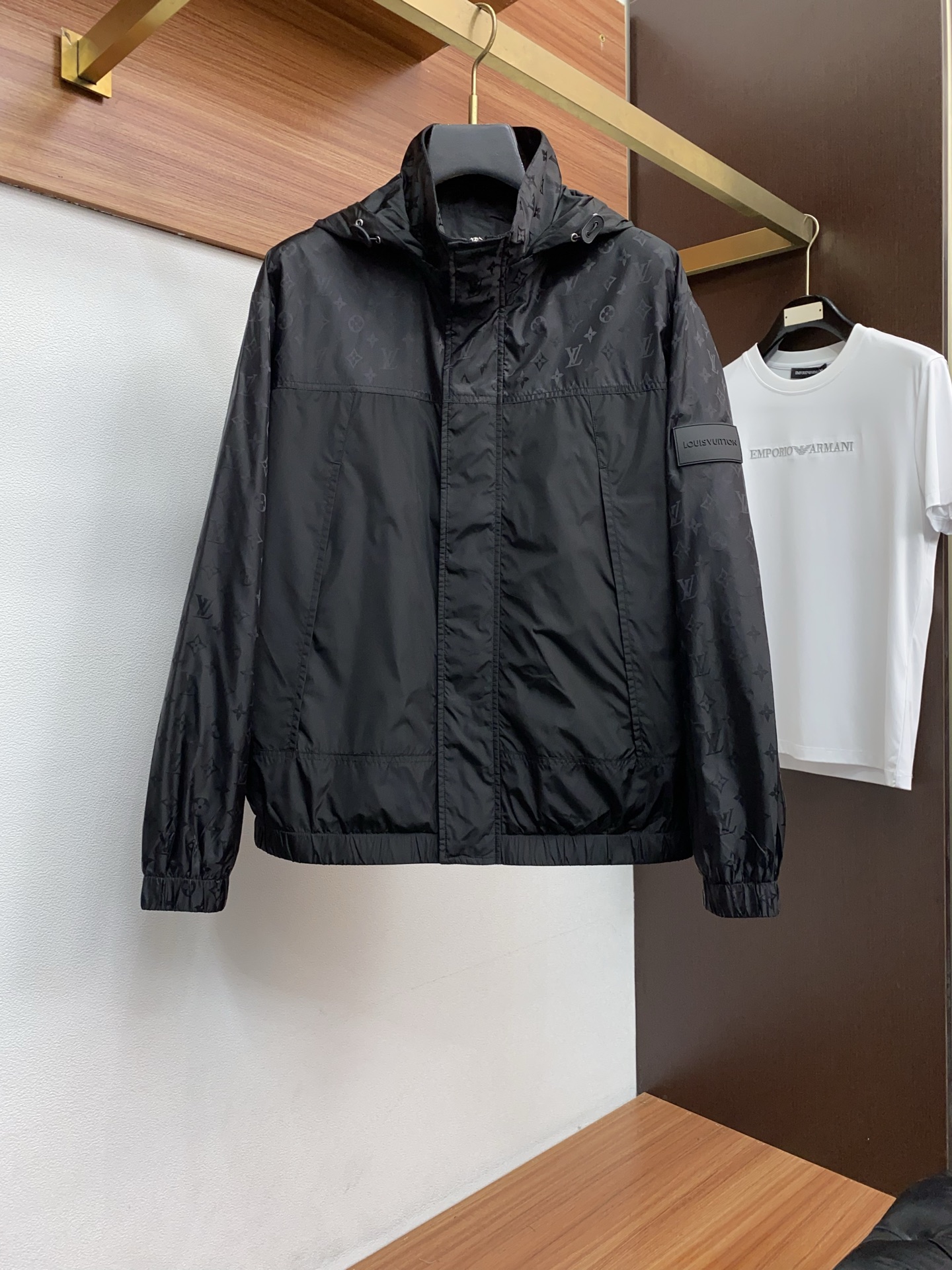 1v路易威登 2026新款男士休闲定制夹克外套。穿上简约干练的休闲外套，瞬间重回时髦霸气，又是活力满满的