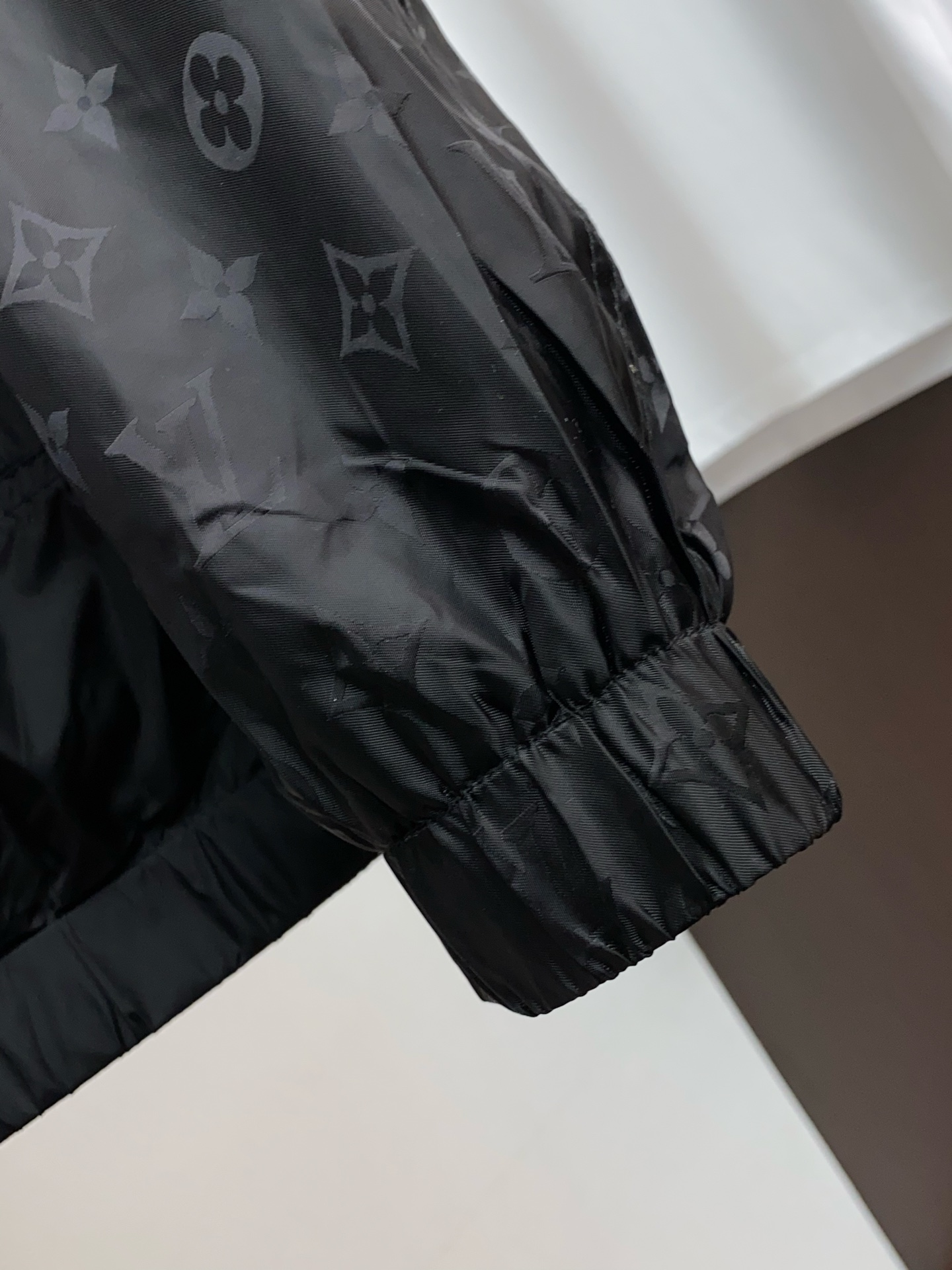 1v路易威登 2026新款男士休闲定制夹克外套。穿上简约干练的休闲外套，瞬间重回时髦霸气，又是活力满满的