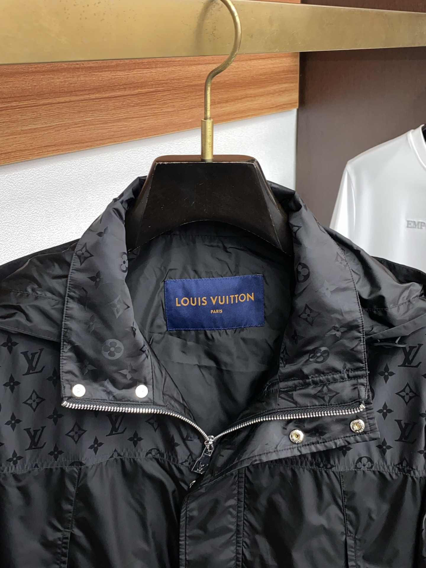 1v路易威登 2026新款男士休闲定制夹克外套。穿上简约干练的休闲外套，瞬间重回时髦霸气，又是活力满满的