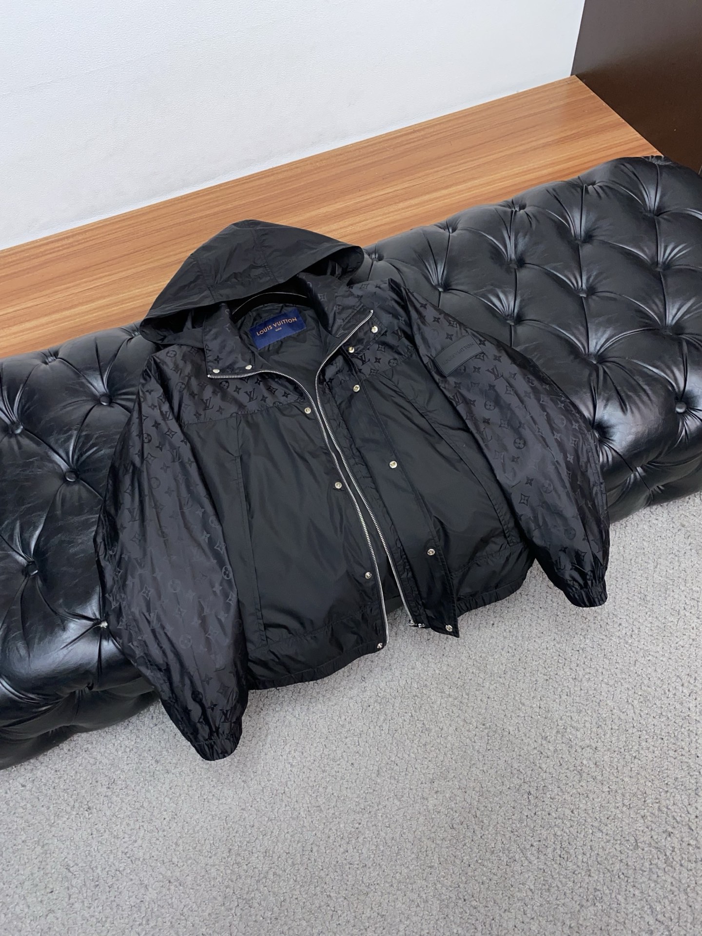 1v路易威登 2026新款男士休闲定制夹克外套。穿上简约干练的休闲外套，瞬间重回时髦霸气，又是活力满满的