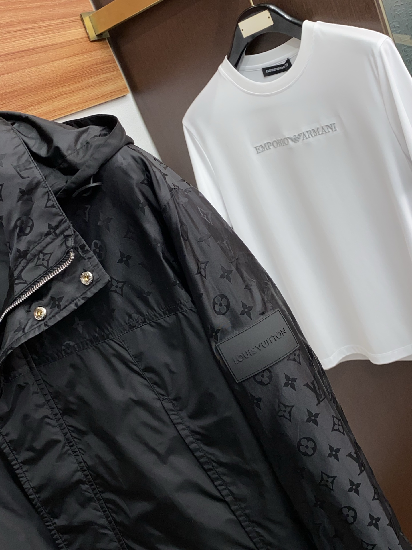 1v路易威登 2026新款男士休闲定制夹克外套。穿上简约干练的休闲外套，瞬间重回时髦霸气，又是活力满满的