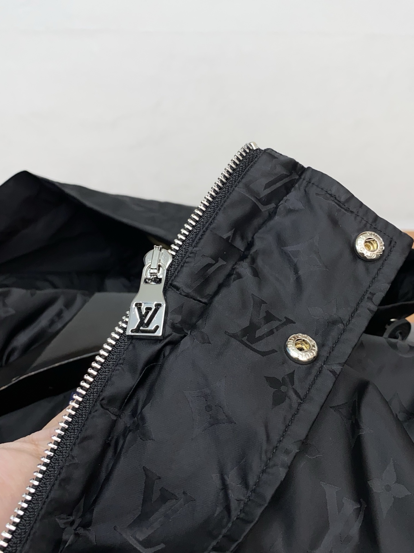 1v路易威登 2026新款男士休闲定制夹克外套。穿上简约干练的休闲外套，瞬间重回时髦霸气，又是活力满满的