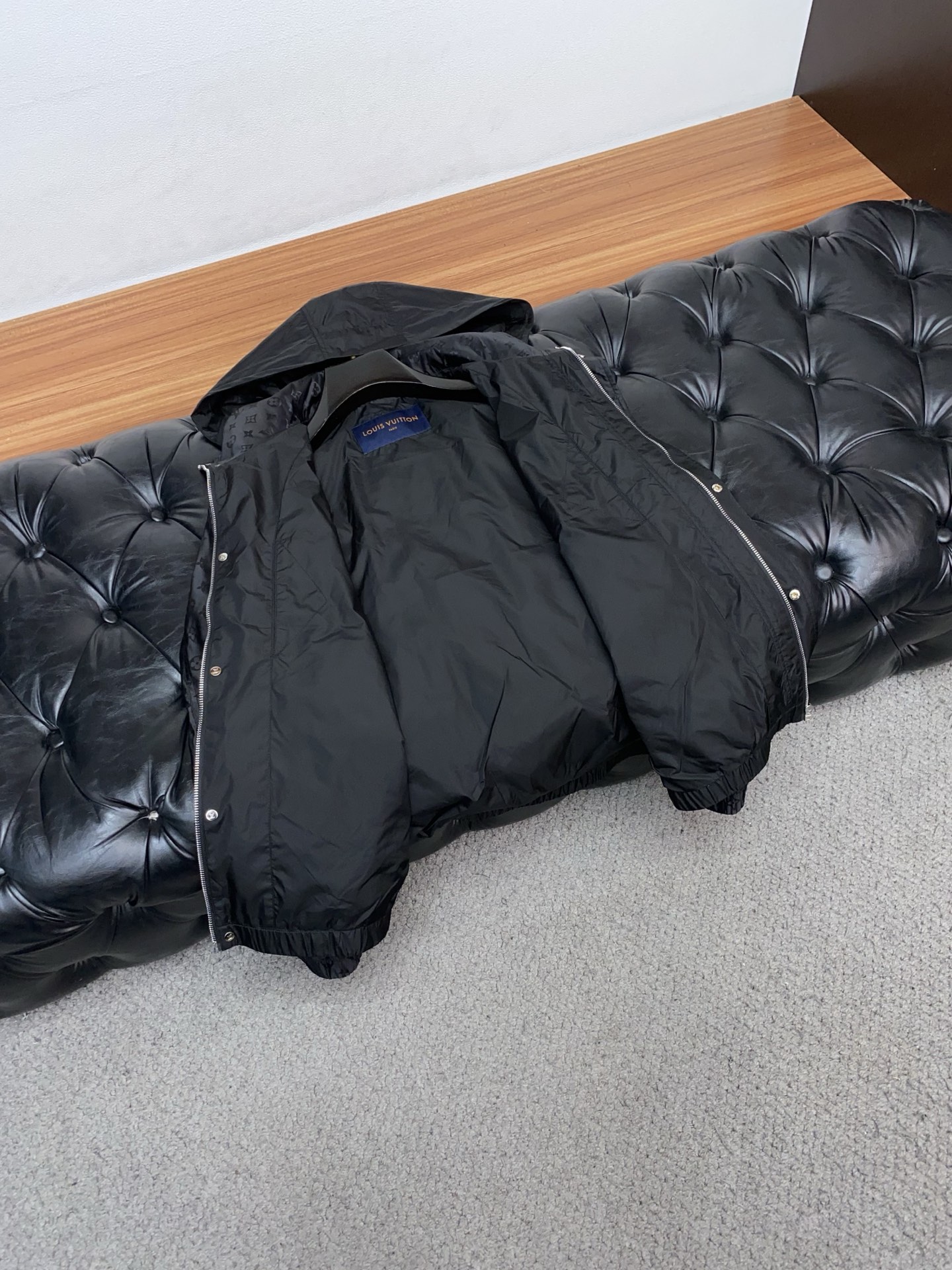 1v路易威登 2026新款男士休闲定制夹克外套。穿上简约干练的休闲外套，瞬间重回时髦霸气，又是活力满满的