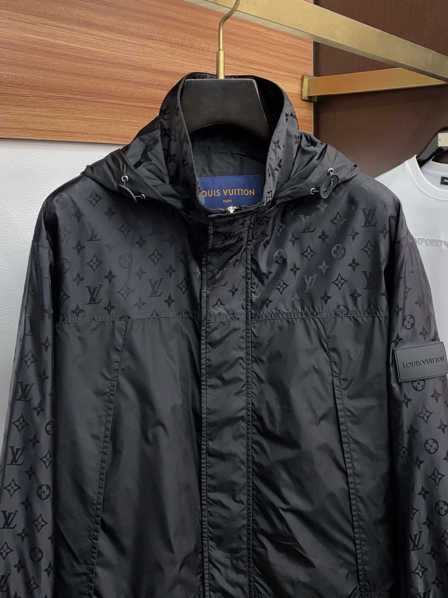 1v路易威登 2026新款男士休闲定制夹克外套。穿上简约干练的休闲外套，瞬间重回时髦霸气，又是活力满满的