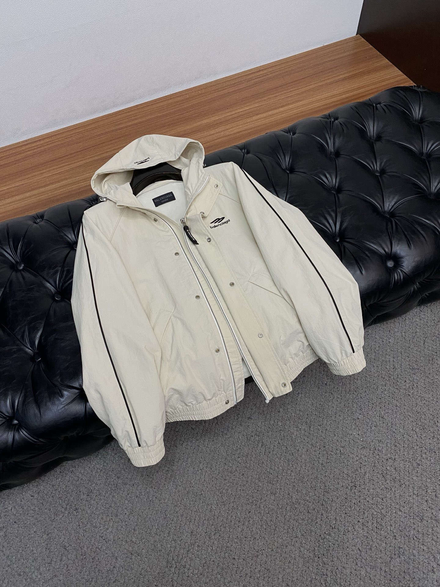 🌾 巴黎世家 2026春夏新款男士休闲定制夹克外套。穿上简约干练的休闲外套，瞬间重回时髦霸气，又是活力满