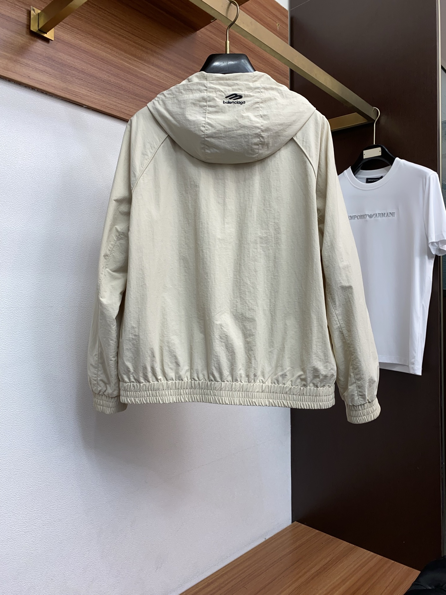 🌾 巴黎世家 2026春夏新款男士休闲定制夹克外套。穿上简约干练的休闲外套，瞬间重回时髦霸气，又是活力满