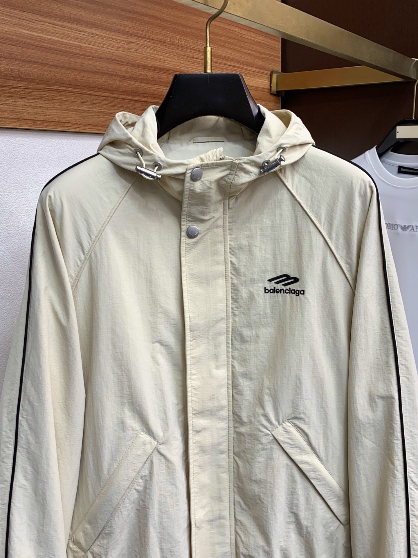 🌾 巴黎世家 2026春夏新款男士休闲定制夹克外套。穿上简约干练的休闲外套，瞬间重回时髦霸气，又是活力满