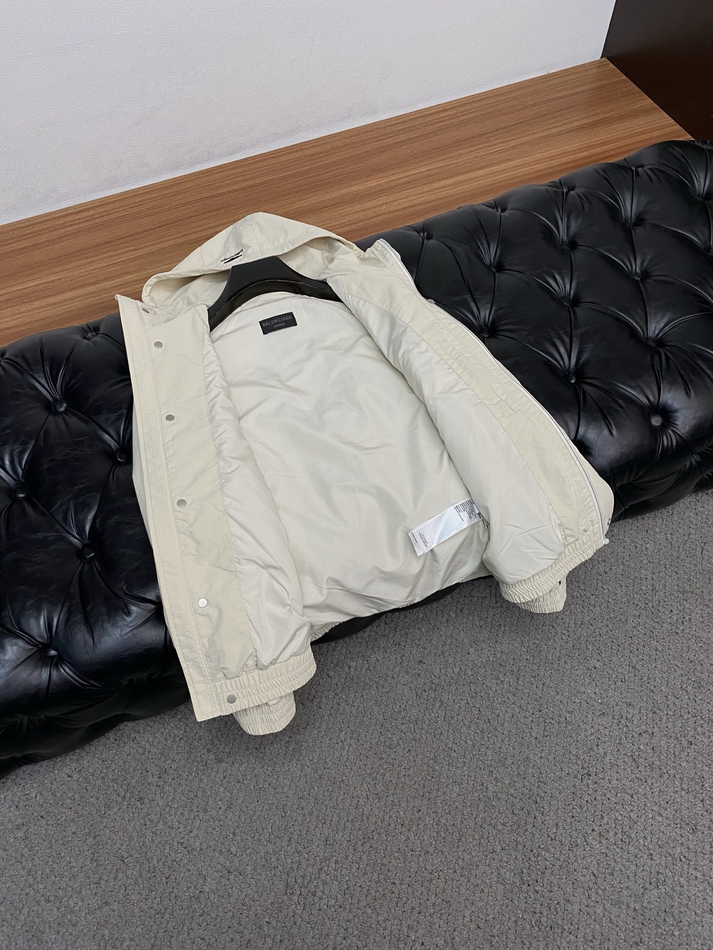 🌾 巴黎世家 2026春夏新款男士休闲定制夹克外套。穿上简约干练的休闲外套，瞬间重回时髦霸气，又是活力满