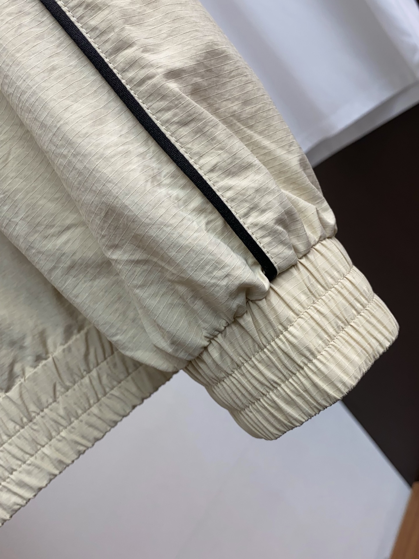 🌾 巴黎世家 2026春夏新款男士休闲定制夹克外套。穿上简约干练的休闲外套，瞬间重回时髦霸气，又是活力满