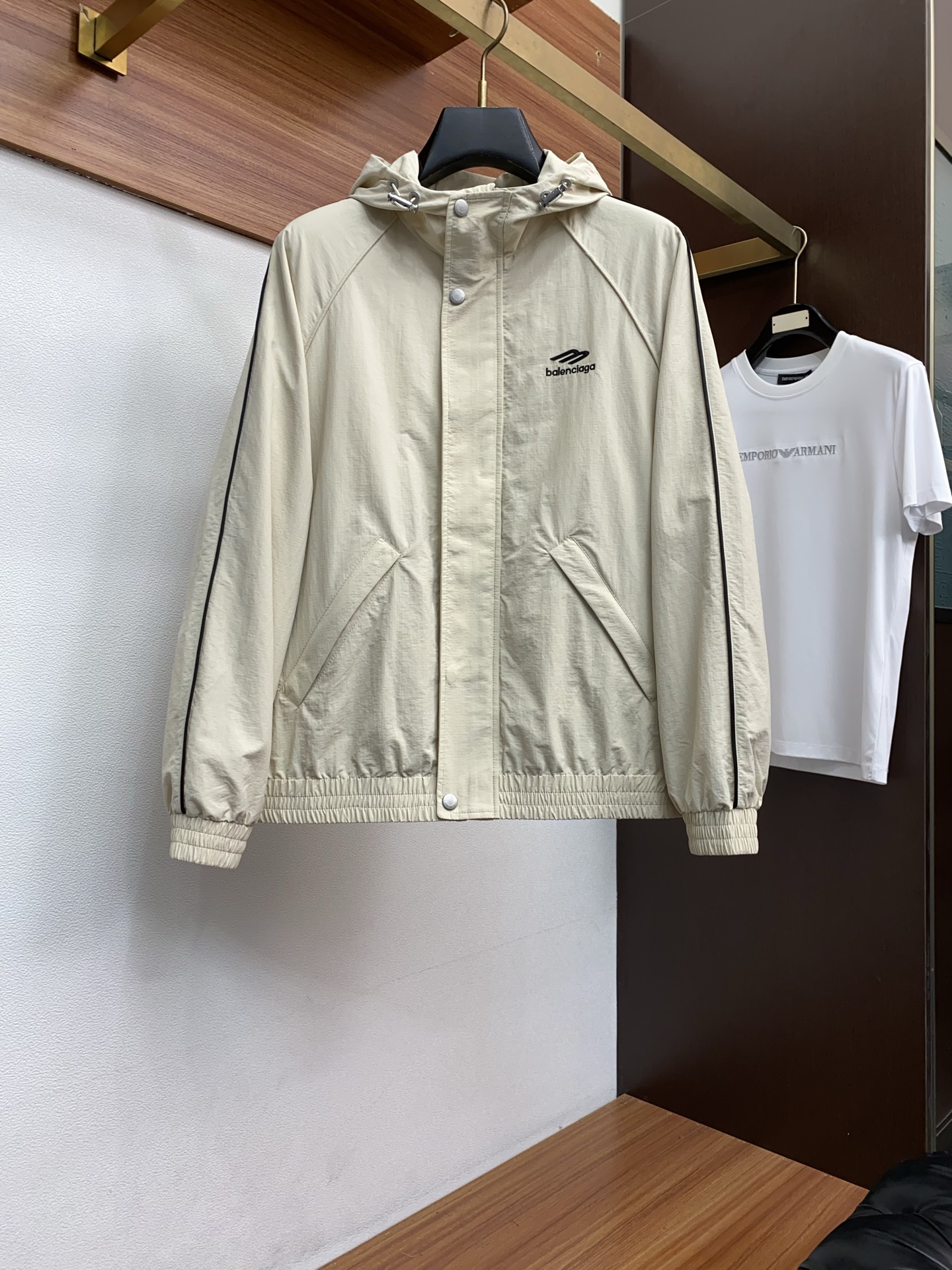 🌾 巴黎世家 2026春夏新款男士休闲定制夹克外套。穿上简约干练的休闲外套，瞬间重回时髦霸气，又是活力满