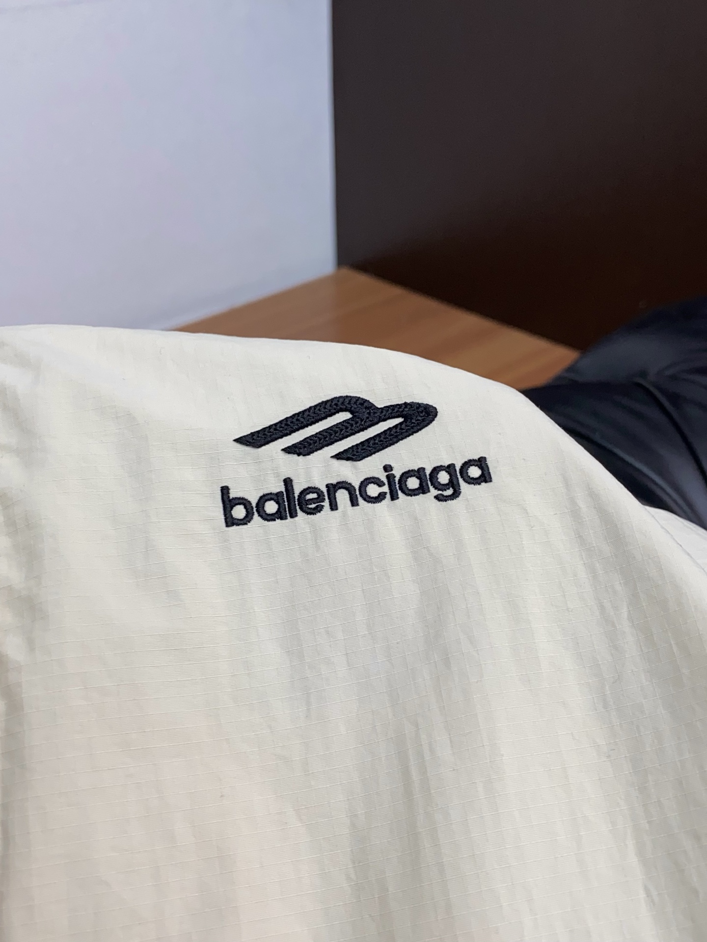 🌾 巴黎世家 2026春夏新款男士休闲定制夹克外套。穿上简约干练的休闲外套，瞬间重回时髦霸气，又是活力满